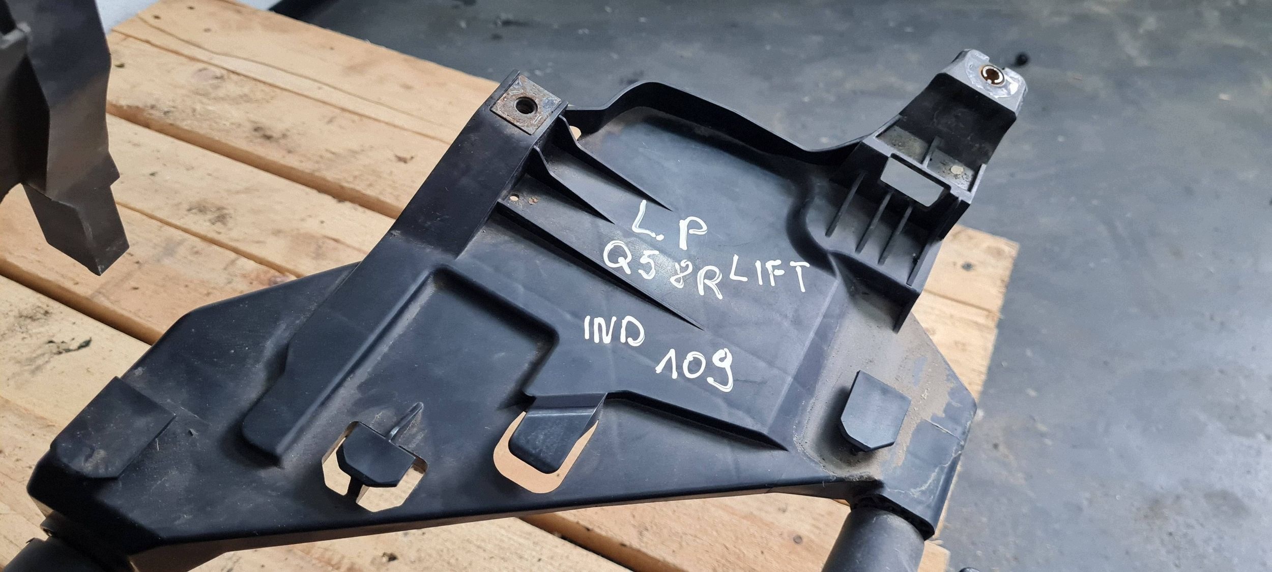 Q5 8R SQ5 LIFT bracket support holder lights left front 8R0805607B