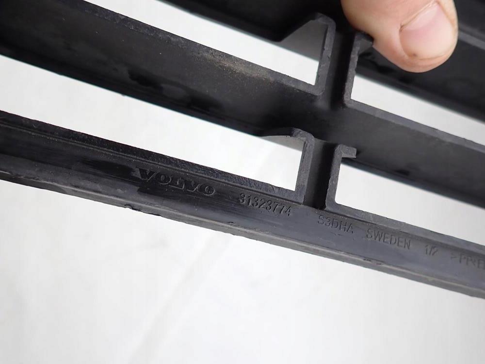 VOLVO XC60 e 1 LIFT 13-17 griglia Paraurti medio