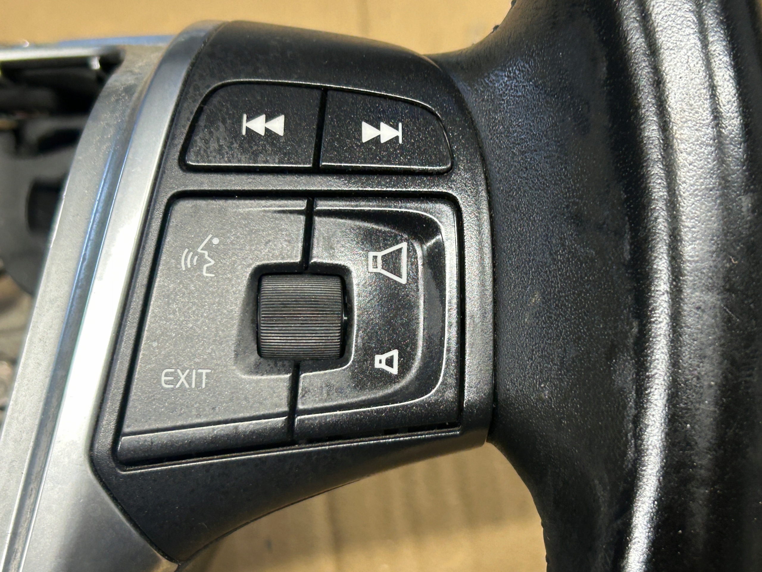 VOLVO V60 10-18 lenkrad MULTIFUNKCJA