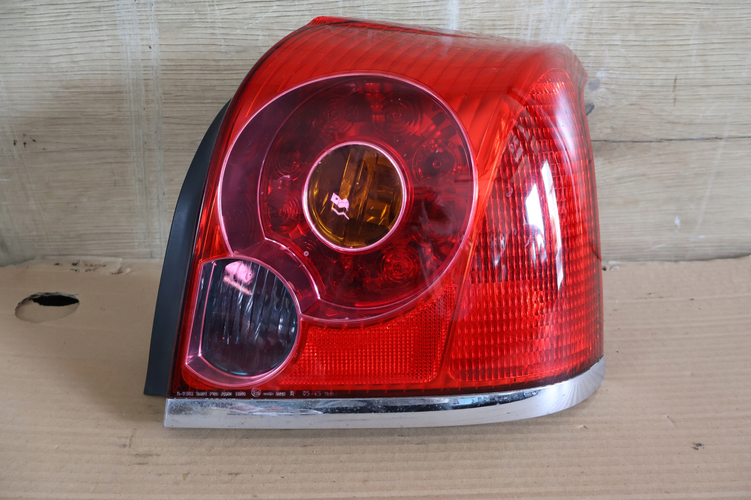 TOYOTA AVENSIS II T25 03-06 SEDAN LAMPA LEWA TYŁ TYLNA EUROPA