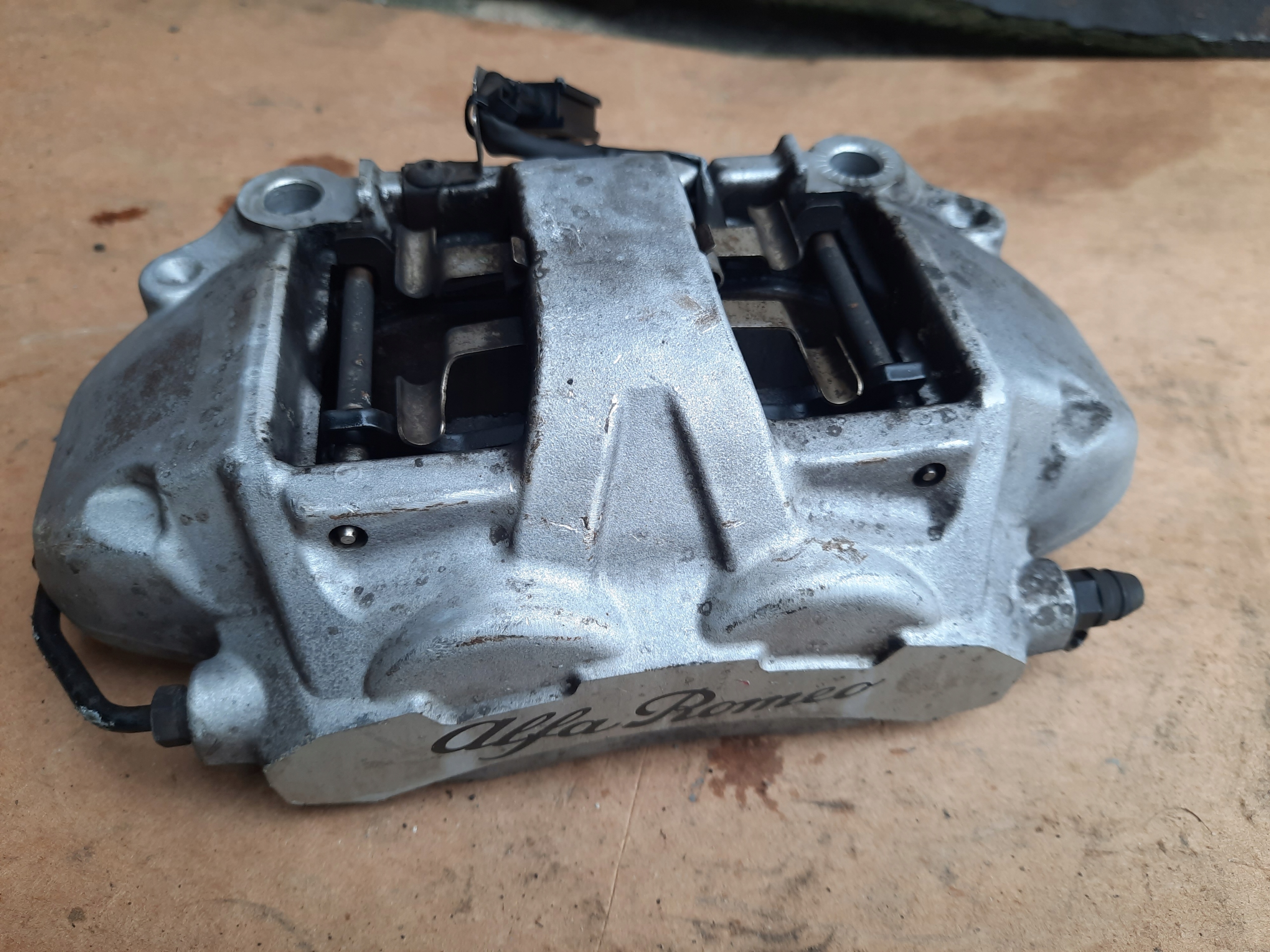 20C30008 - ГАЛЬМІВНИЙ СУПОРТ ПРАВИЙ ПЕРЕДНІЙ ALFA ROMEO GIULIA 2.0