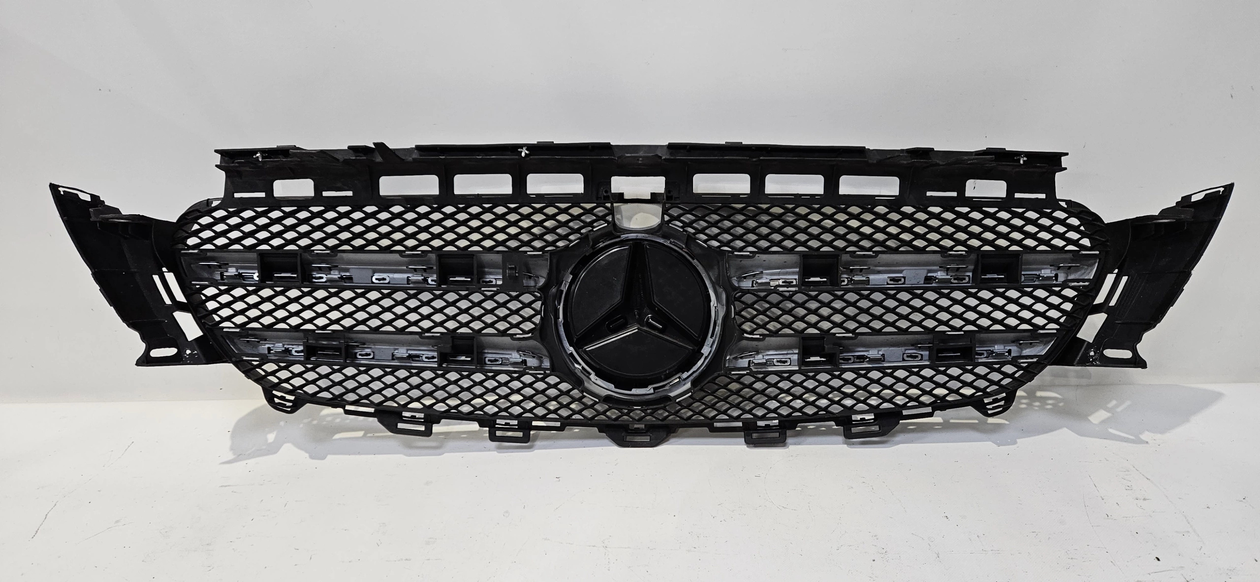 ATRAPA GRILL ZDERZAKA MERCEDES E KLASA W213 KAMERA Kolor czarny