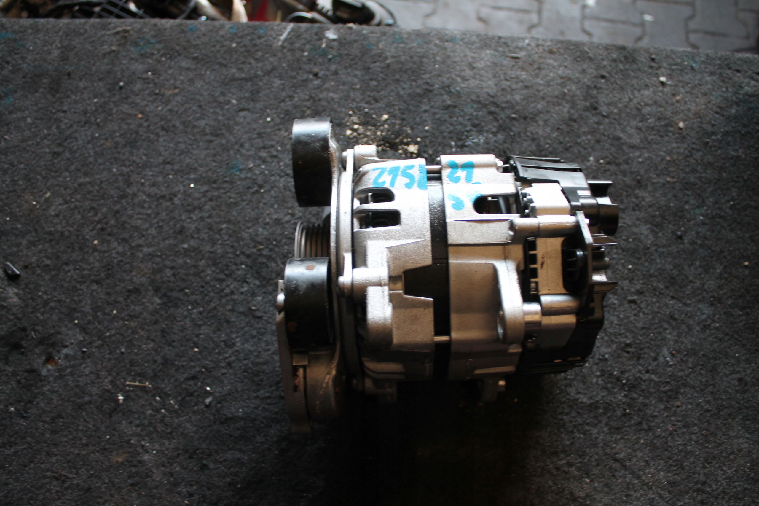 2158. alternatore AUDI 04L903018A