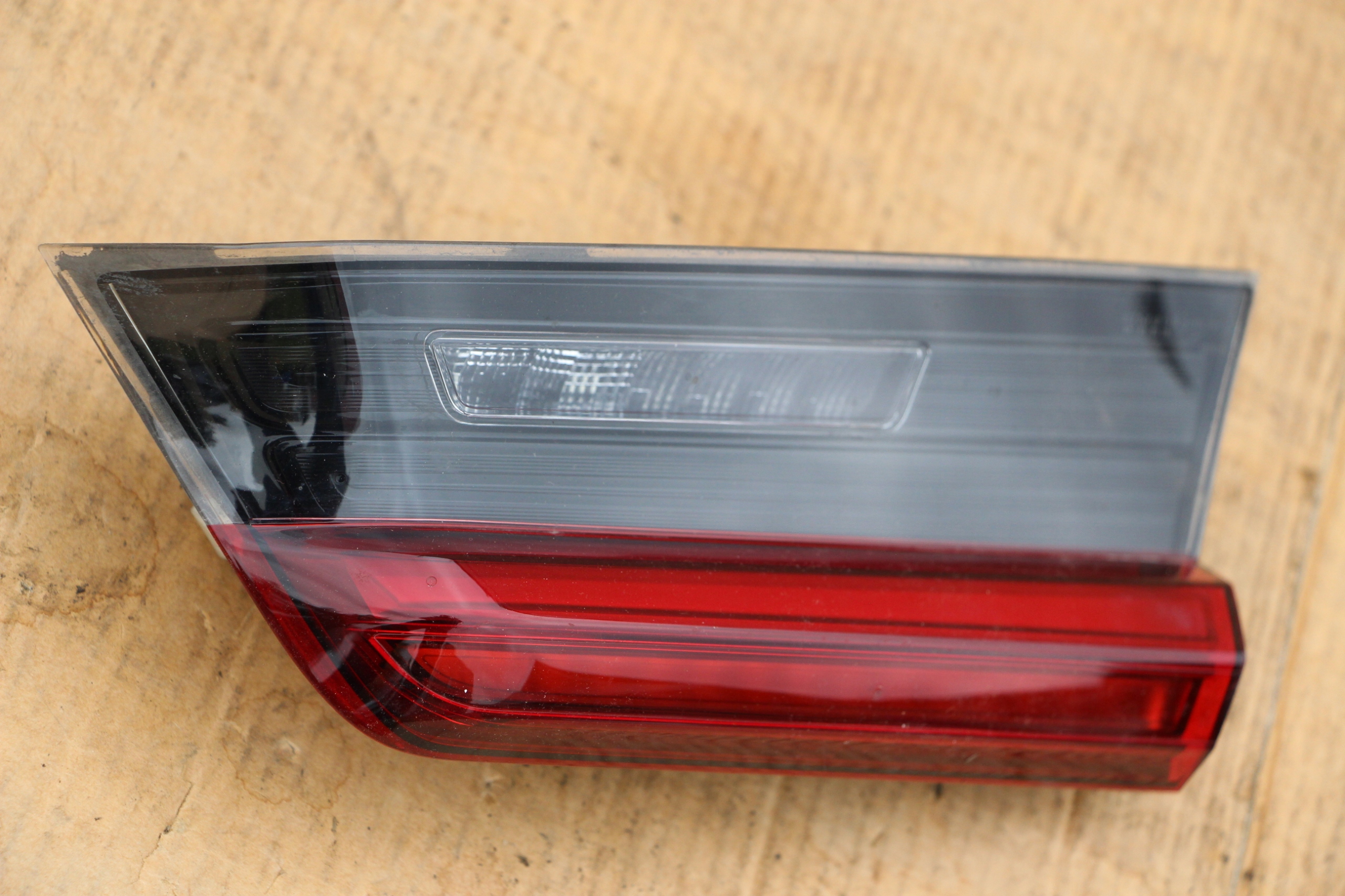 BMW 3 G20 EU LAMPA TYŁ TYLNA PRAWA W KLAPĘ stan idealny 100% spr z 2022r Strona zabudowy prawa