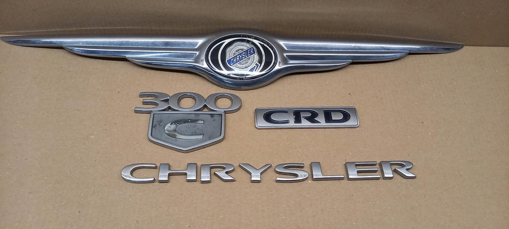 CHRYSLER 300C CRD ZNACZEK EMBLEMAT TYŁ ZNACZKI KOMPLET ORG EUROPA