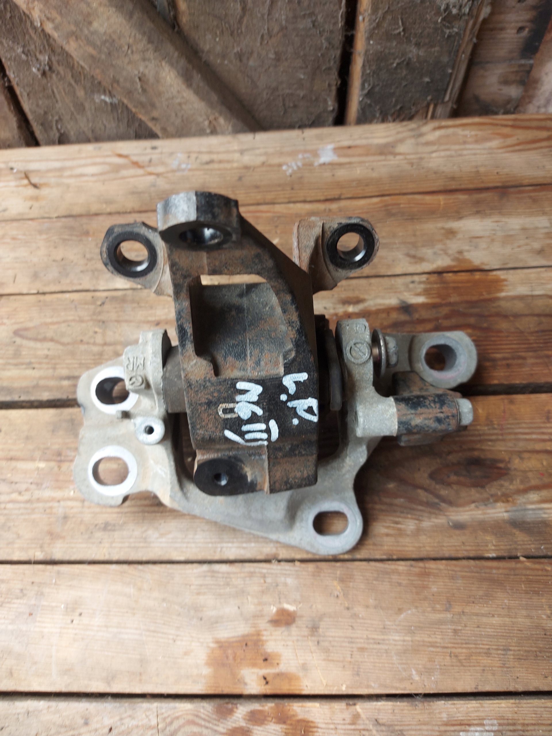 ŁAPA PODUSZKA SKRZYNI MAZDA 6 III GJ Numer katalogowy części Łapa