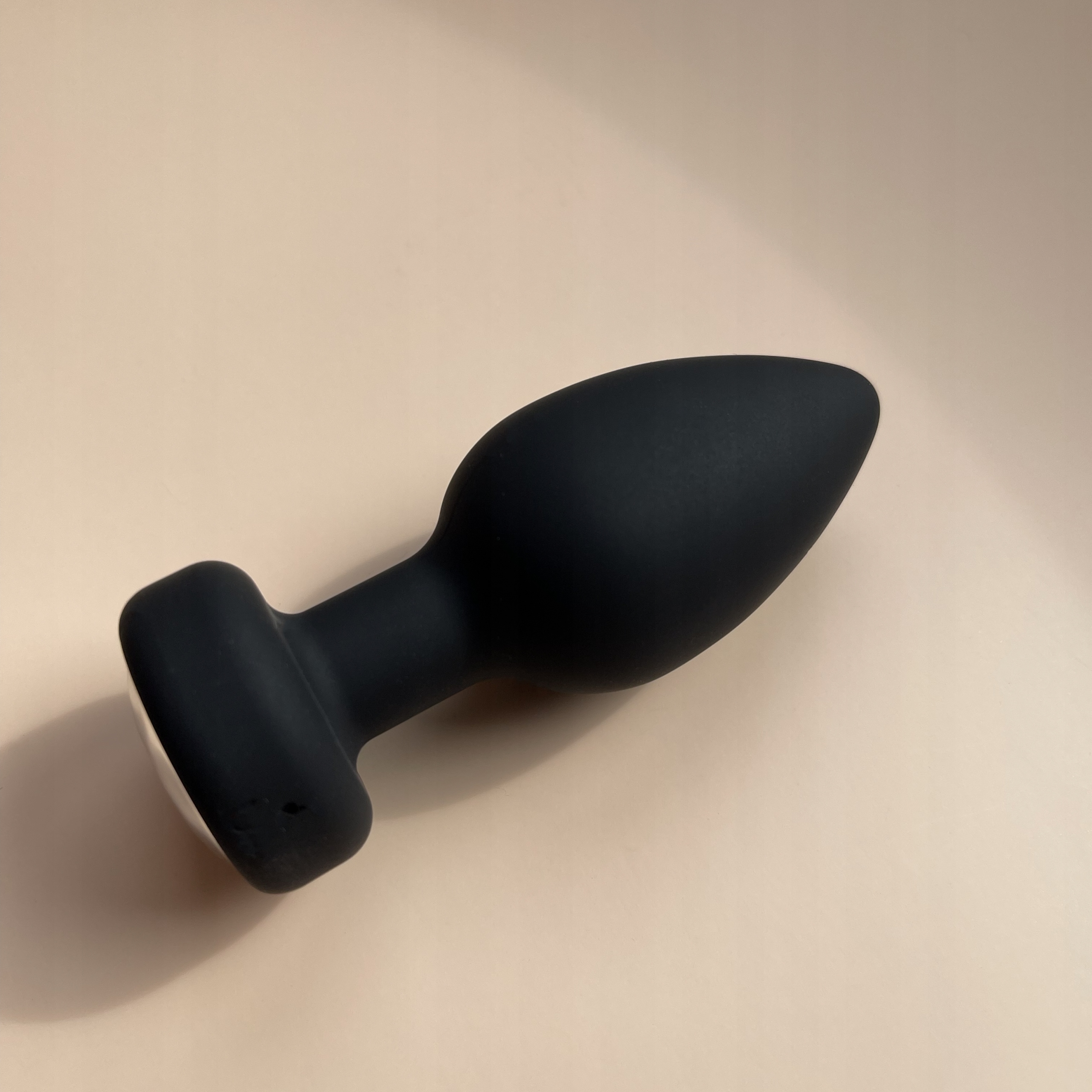 Korek Analny Wibrujący Maly z Pilotem Anal Plug 10 Trybów 9 cm x 3,5 cm