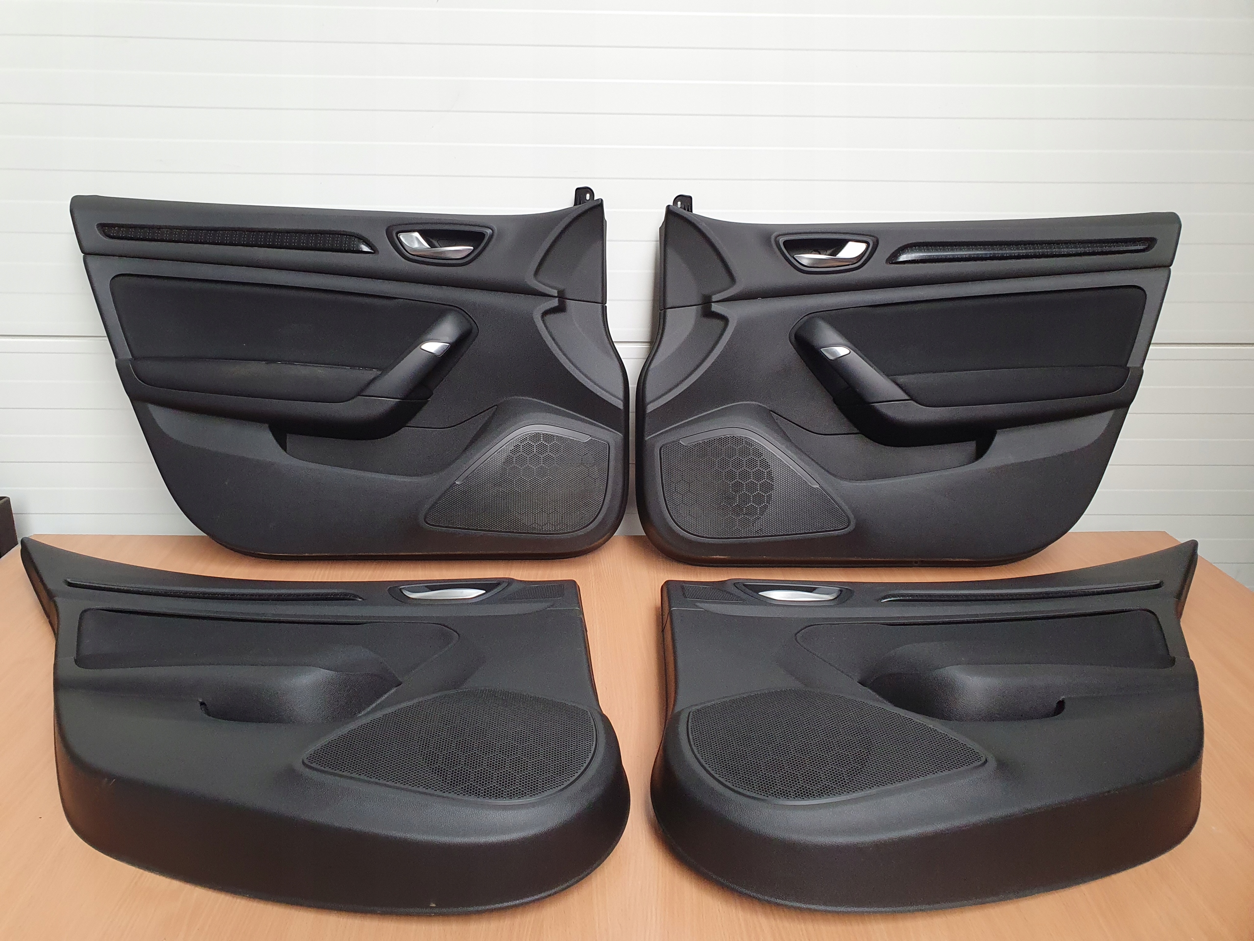 БЕКОН ОБИВКА ЗАДНЕЙ ДВЕРИ RENAULT MEGANE IV 4