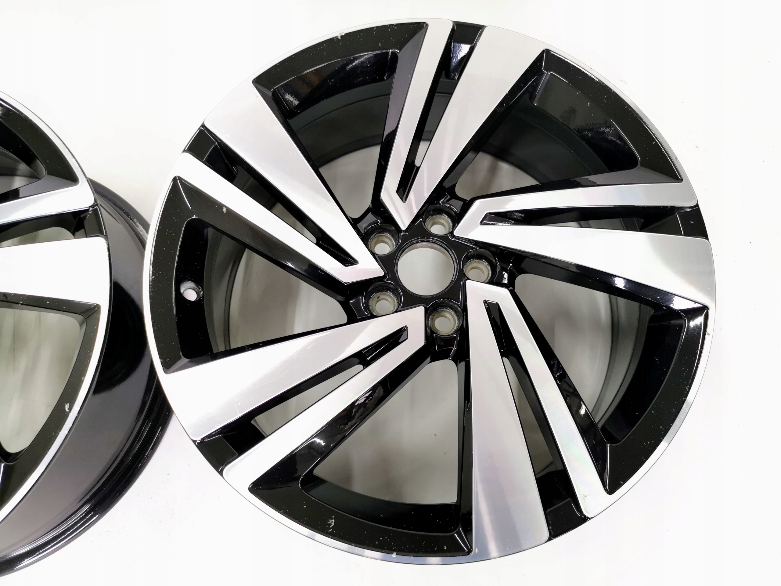 ALUFELGI 18' VW T-CROSS 7x18 ET39 2GM601025H KPL Kolor Srebrny