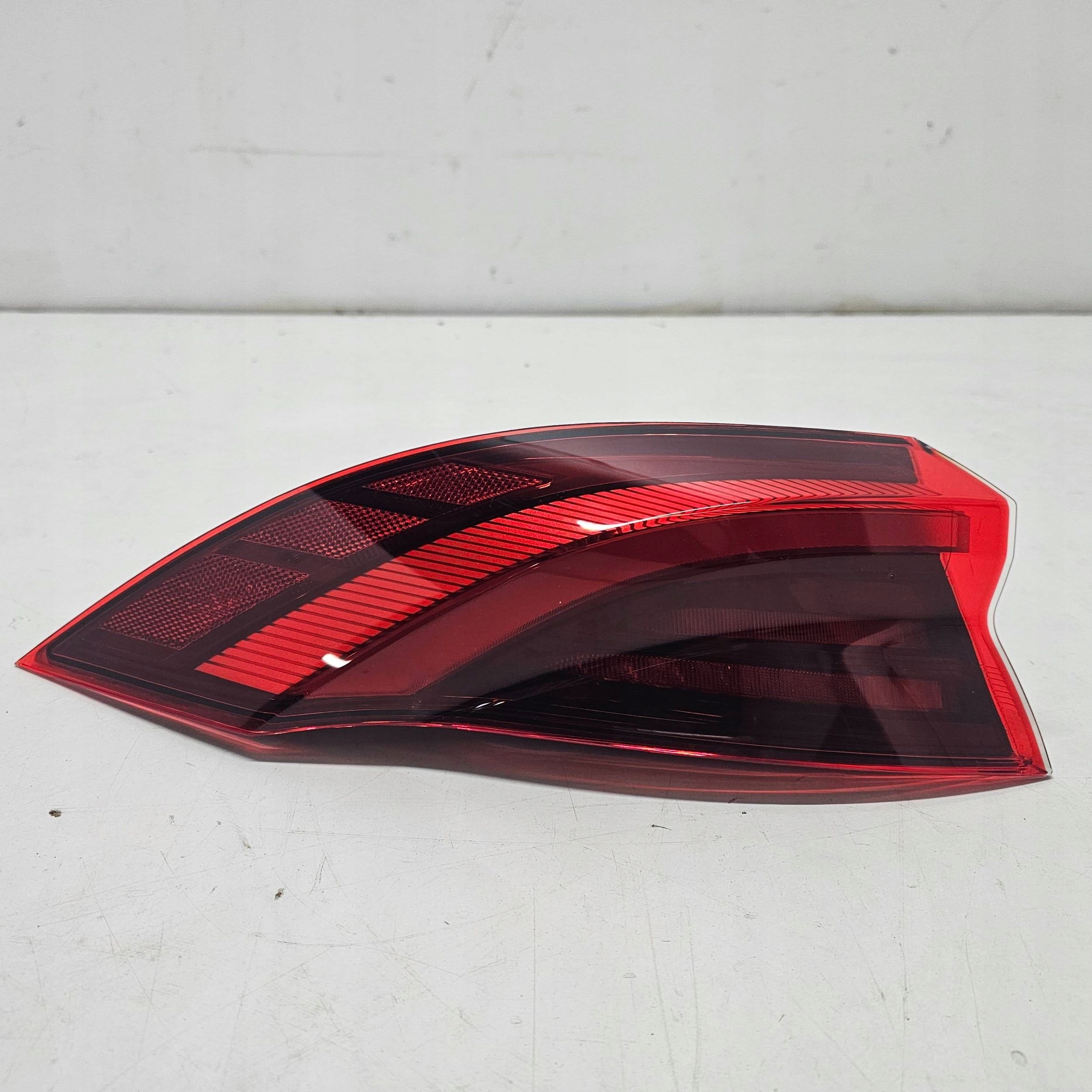фонарь левый MASERATI GRECALE 670157332