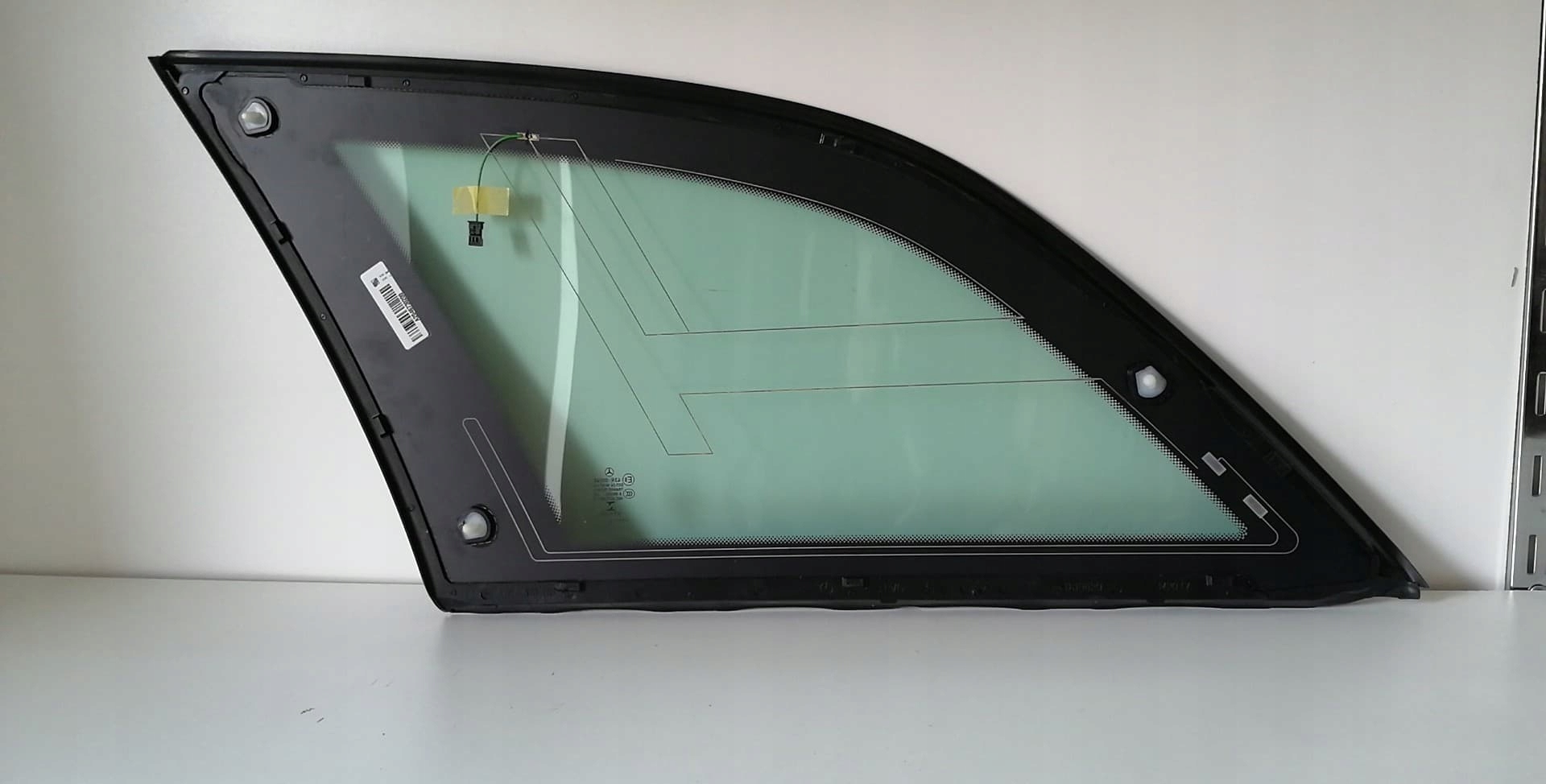 Mercedes заднее правое стекло A2046730200