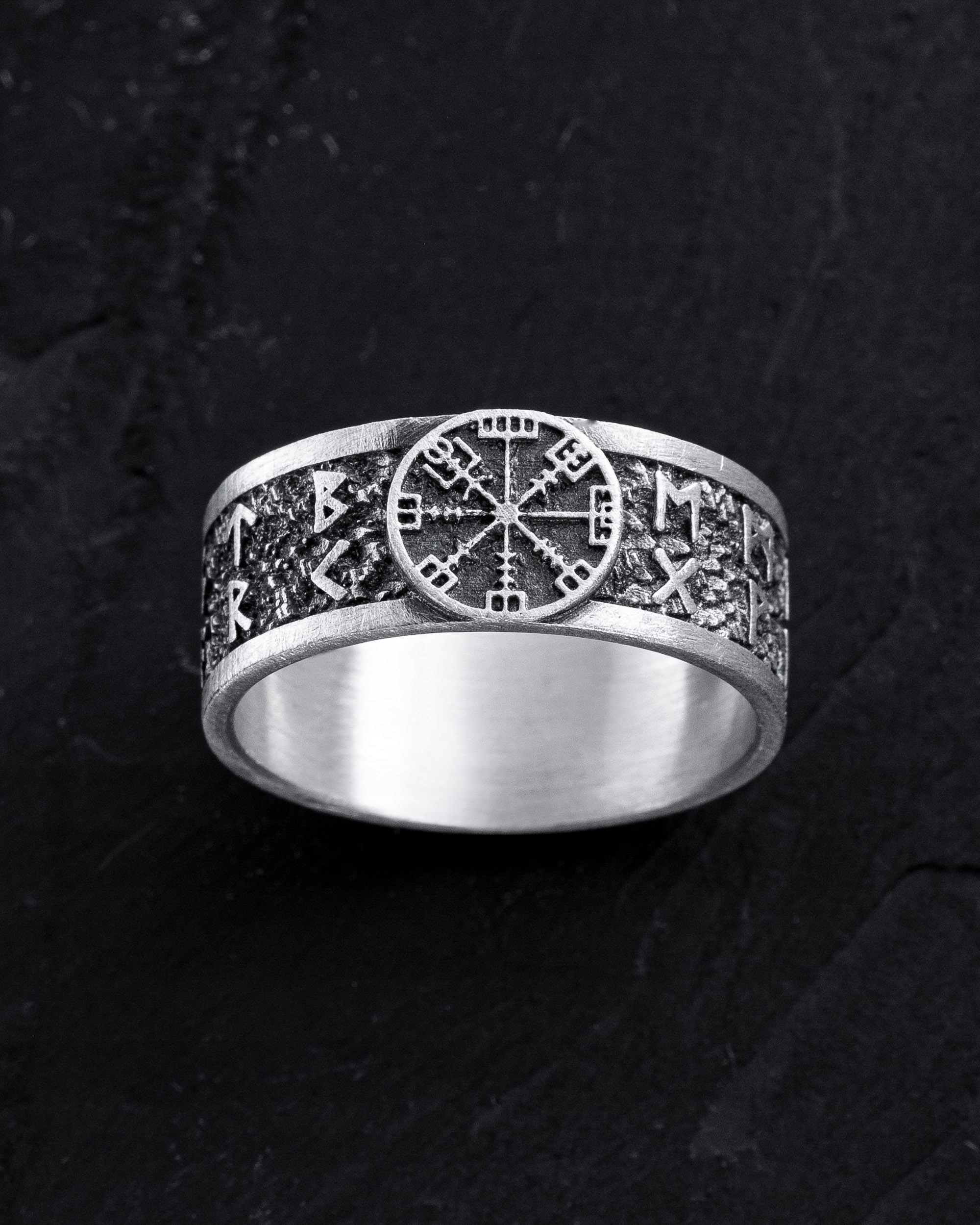 Srebrny pierścień VEGVISIR WITH RUNES 19.5
