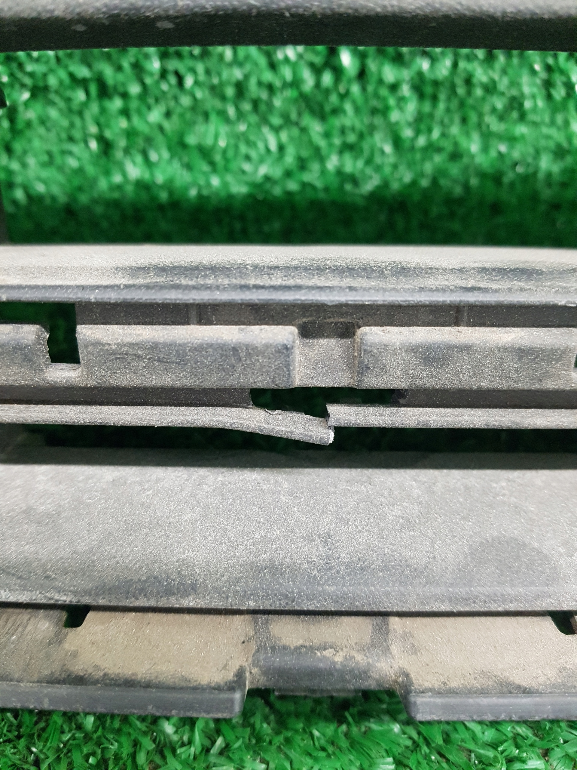 grid of a bumper central VOLKSWAGEN GOLF 7 5G0853677