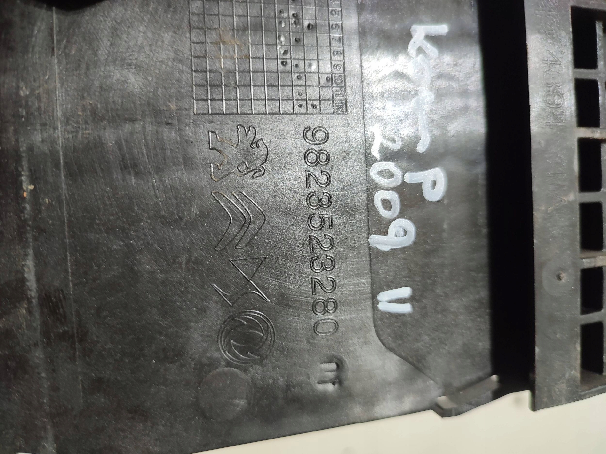 Peugeot 2008 II 2020 Support plaque komputera