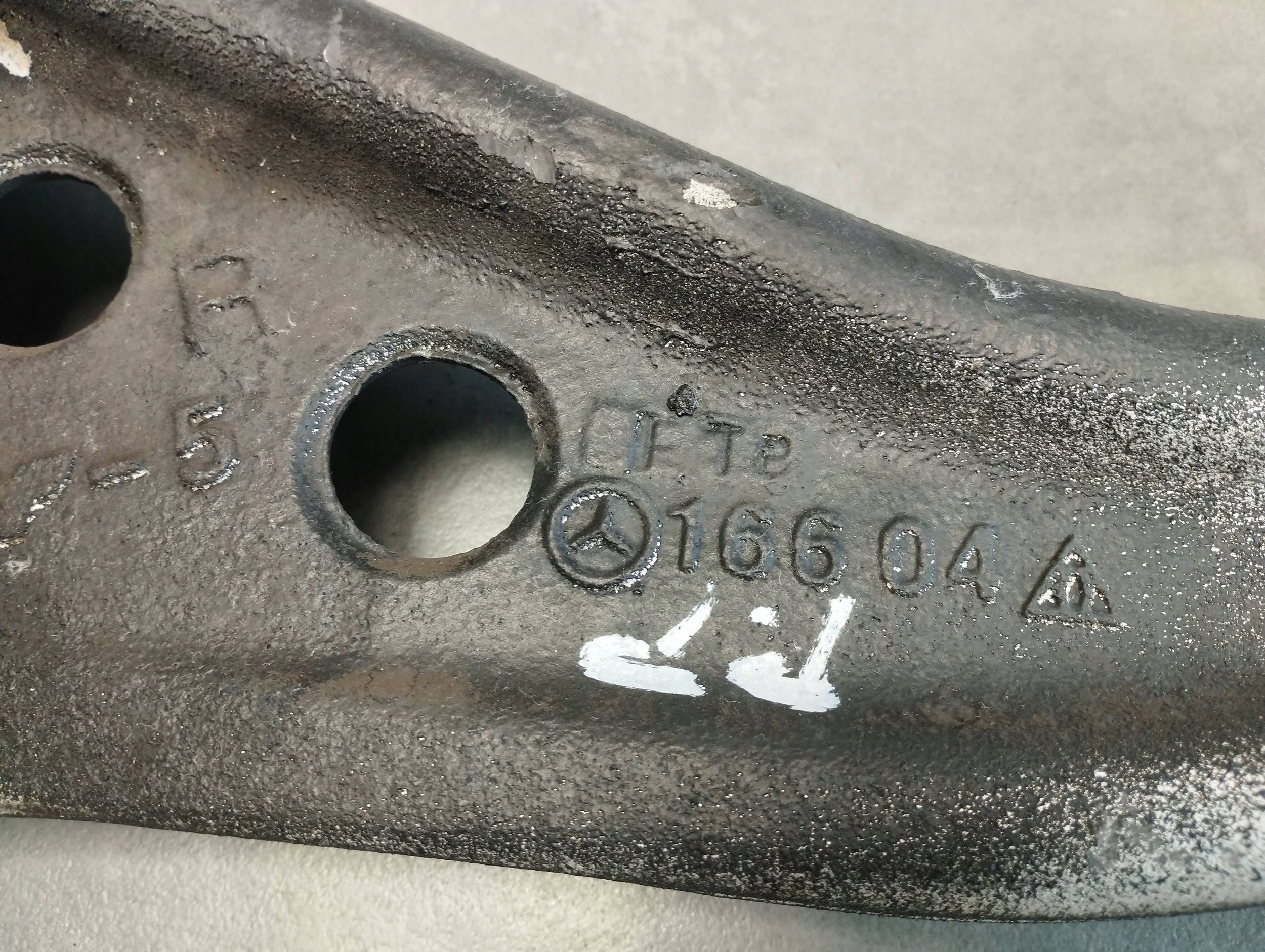 Mercedes-Benz GLE W166 arm right front lower 16604