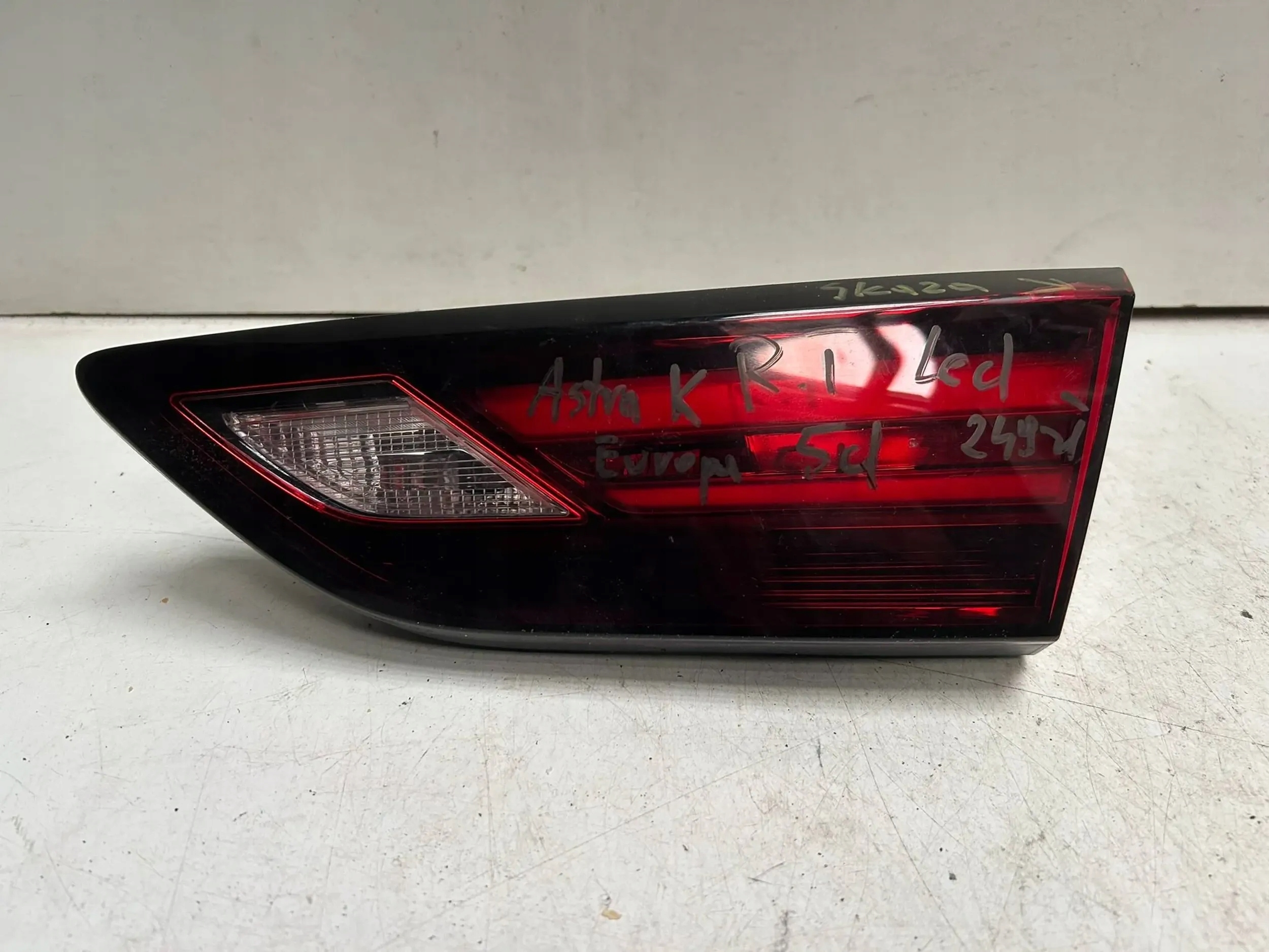 Lampa tył prawy w klapę Opel Astra K Producent części Opel OE