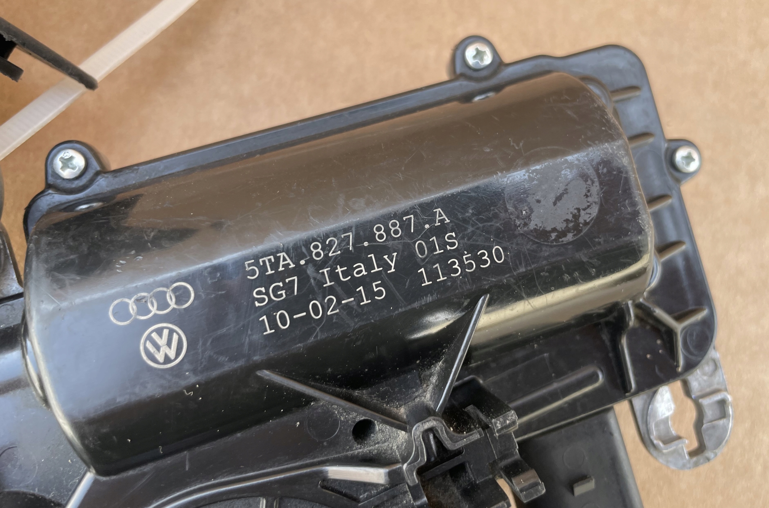 lock DOCIAG bonnet 5TA827887A 4M0827506B AUDI VW