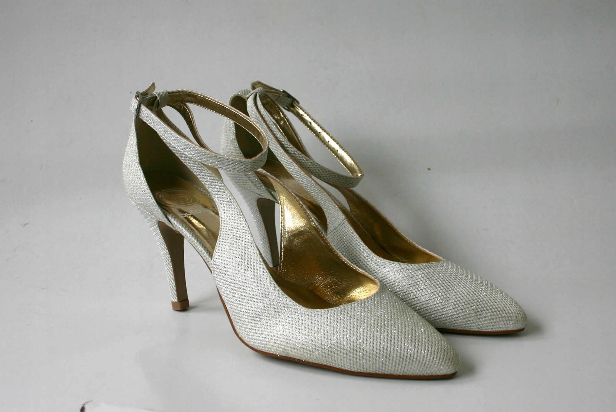 Taneční kožené lodičky se zapínáním na kotník a stříbrným výřezem Mona outlet 4