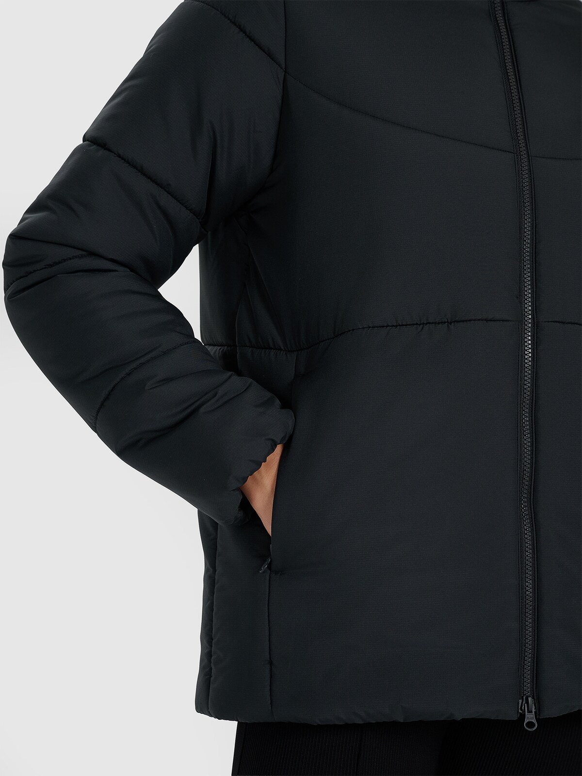 4F dámská zimní péřová bunda 4FWAW25TDJAF583 černá