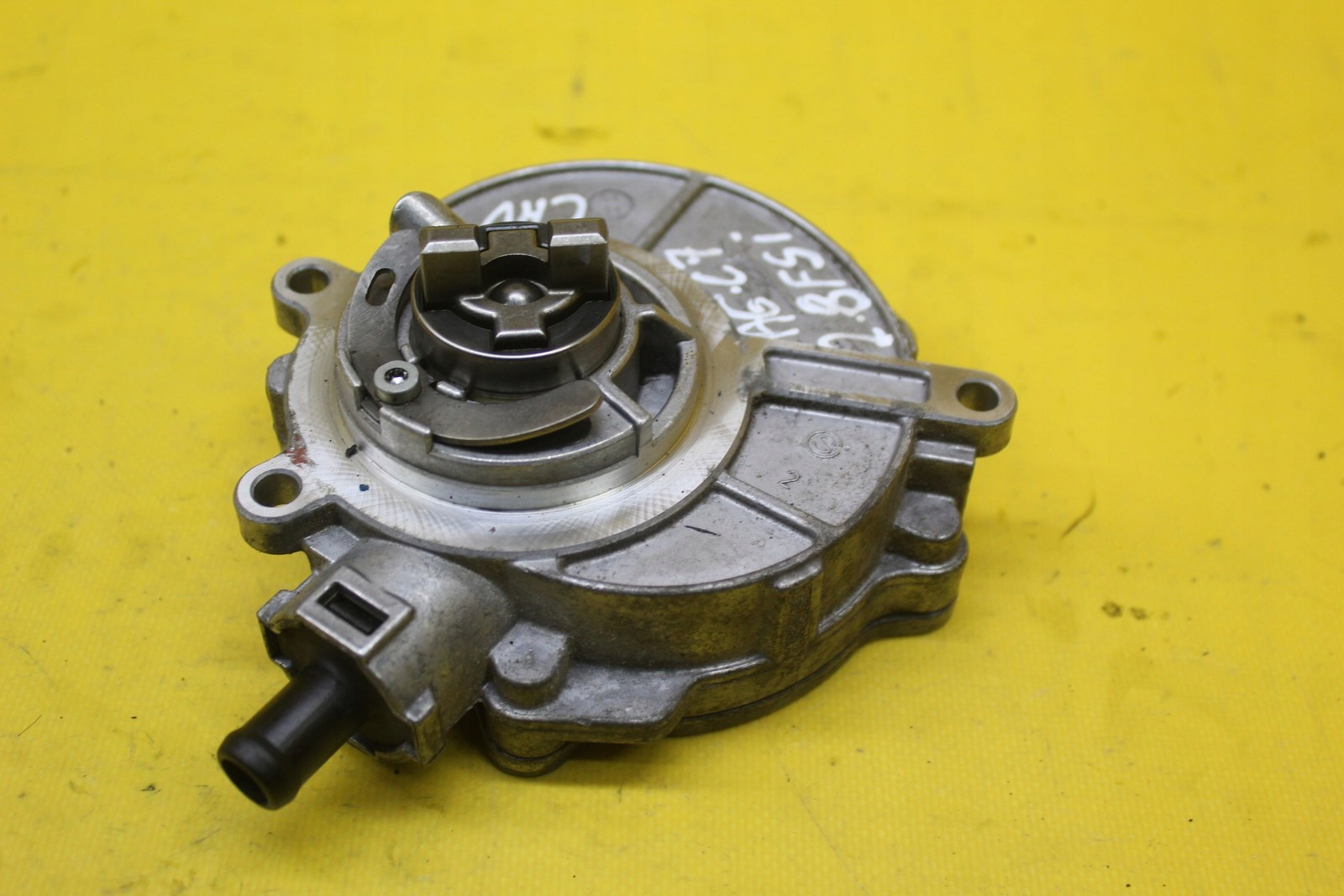 Audi OE 054145100 насос вакуум