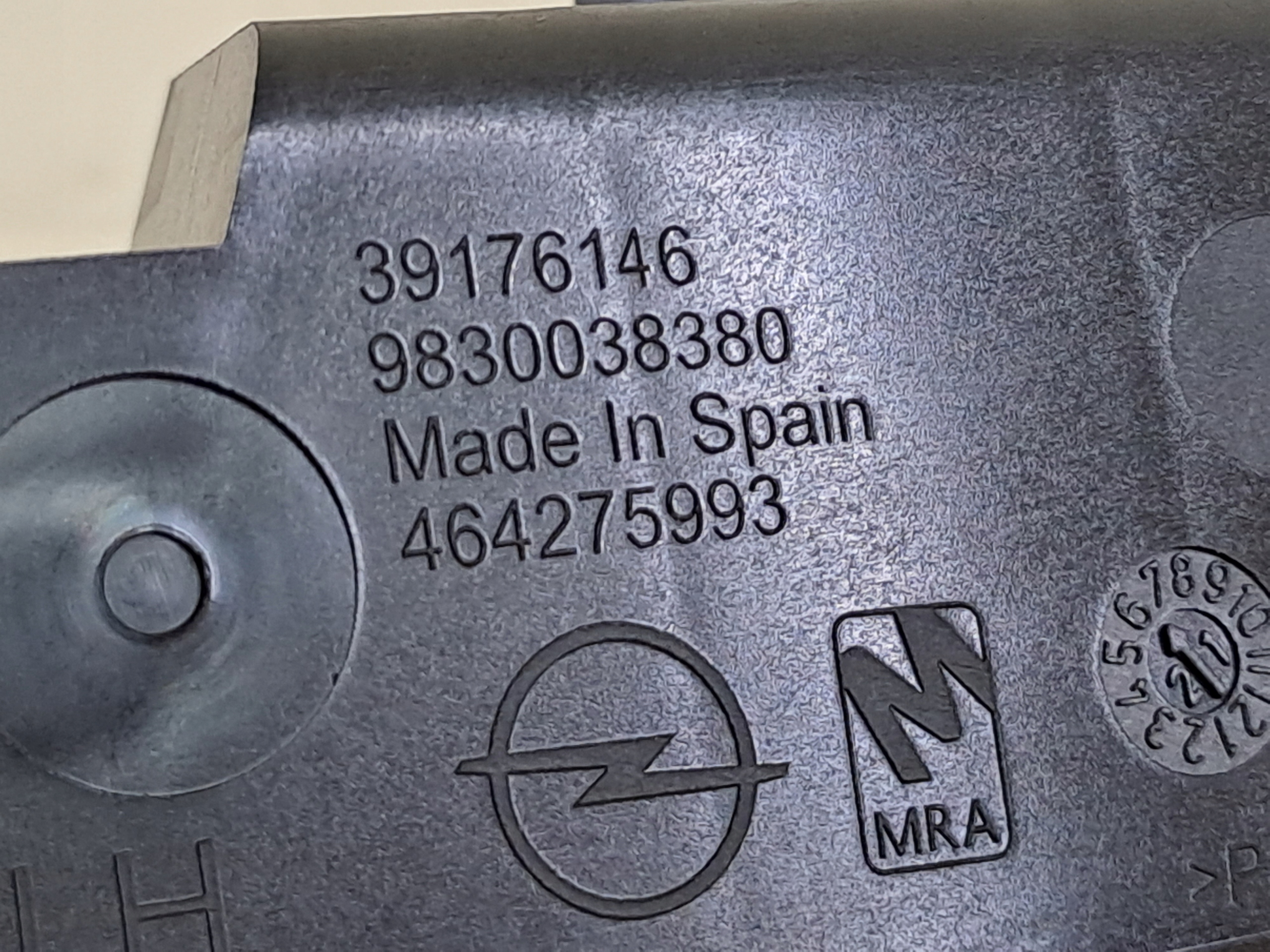 CORSA F 21r WSPORNIK KLAMKI WEWNĘTRZNEJ LEWY TYŁ Jakość części (zgodnie z GVO) O - oryginał z logo producenta pojazdu (OE)