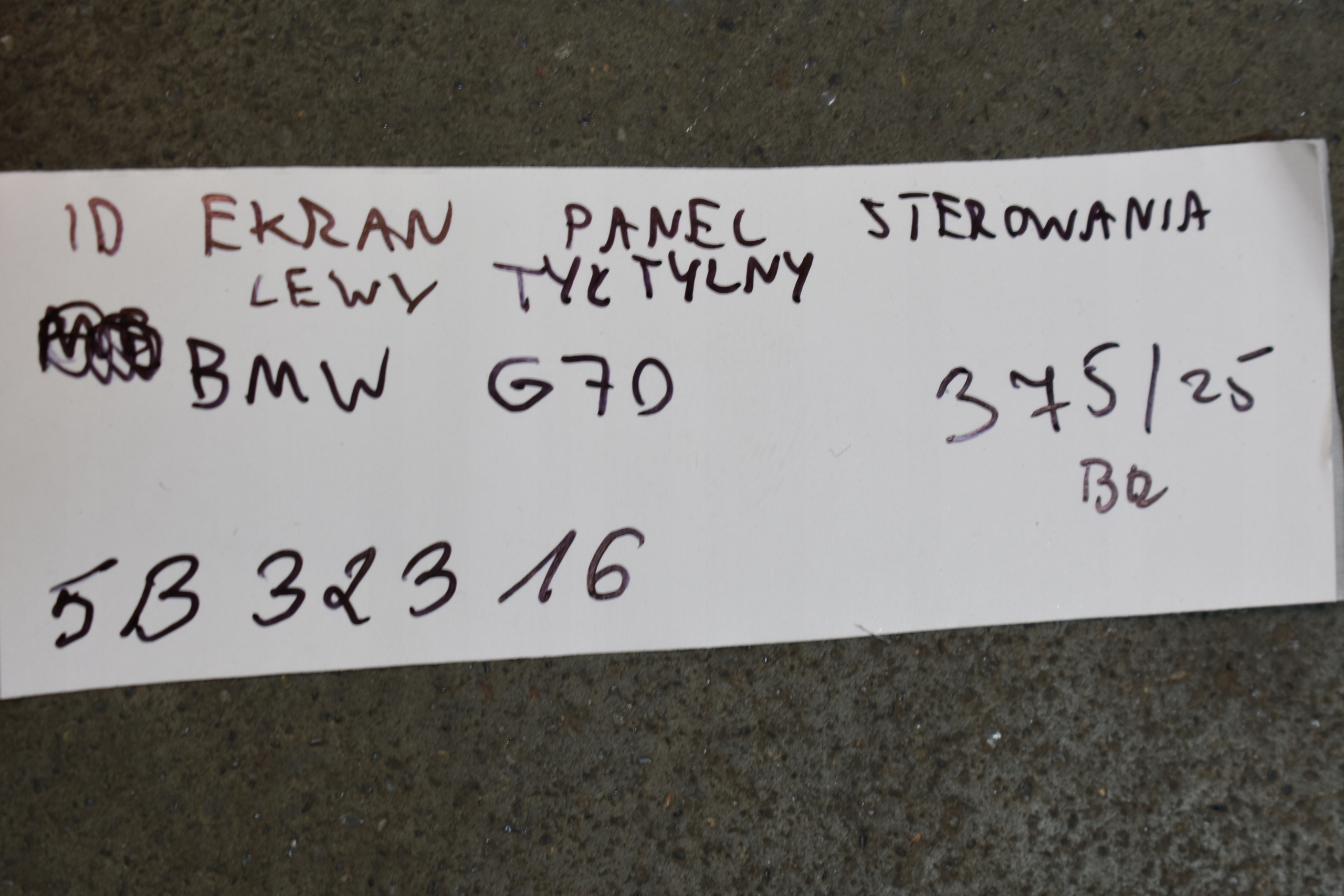 IDEALNY EKRAN control panel left rear part rear BMW G70 1
