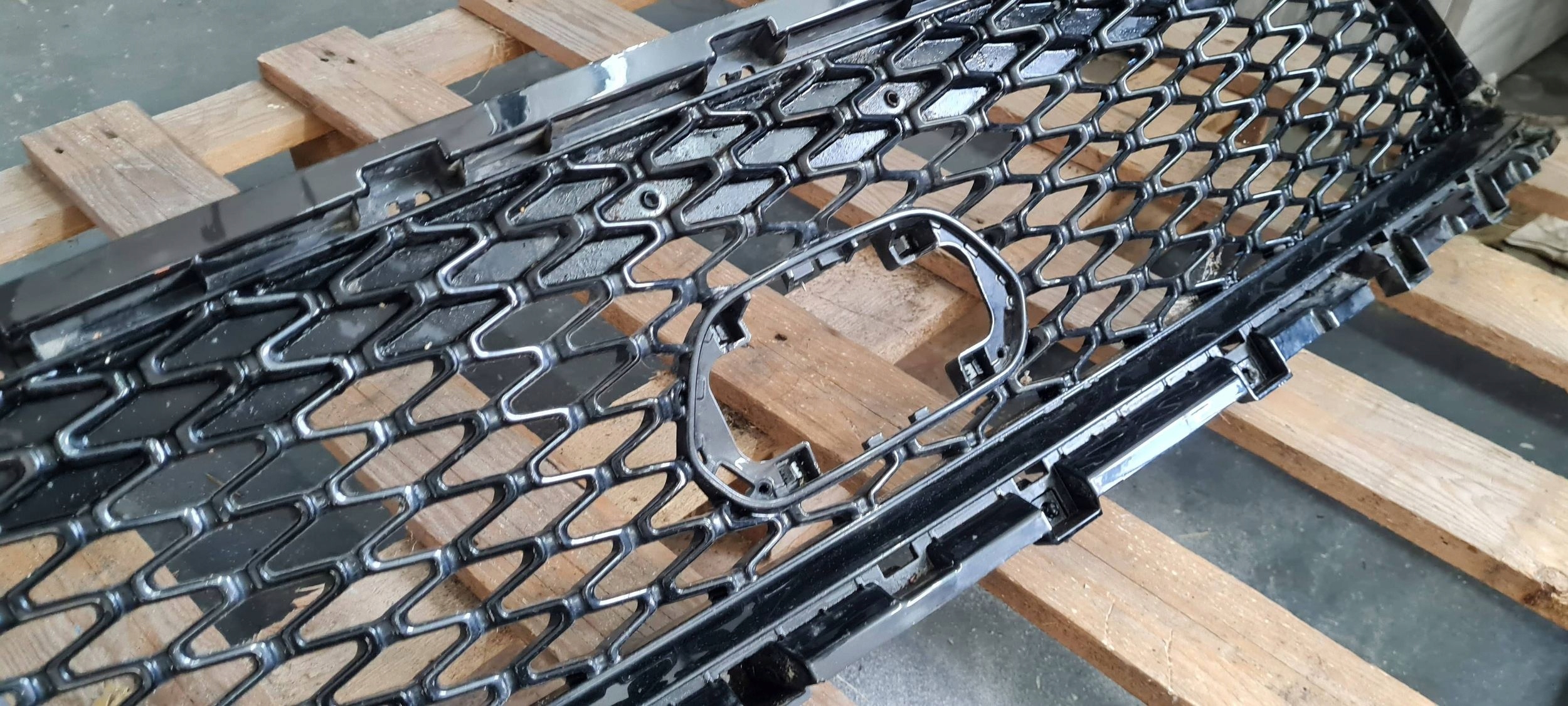 Chrysler Pacifica 2022 grid central lower of a bumper ORG 6WF63TRMAB
