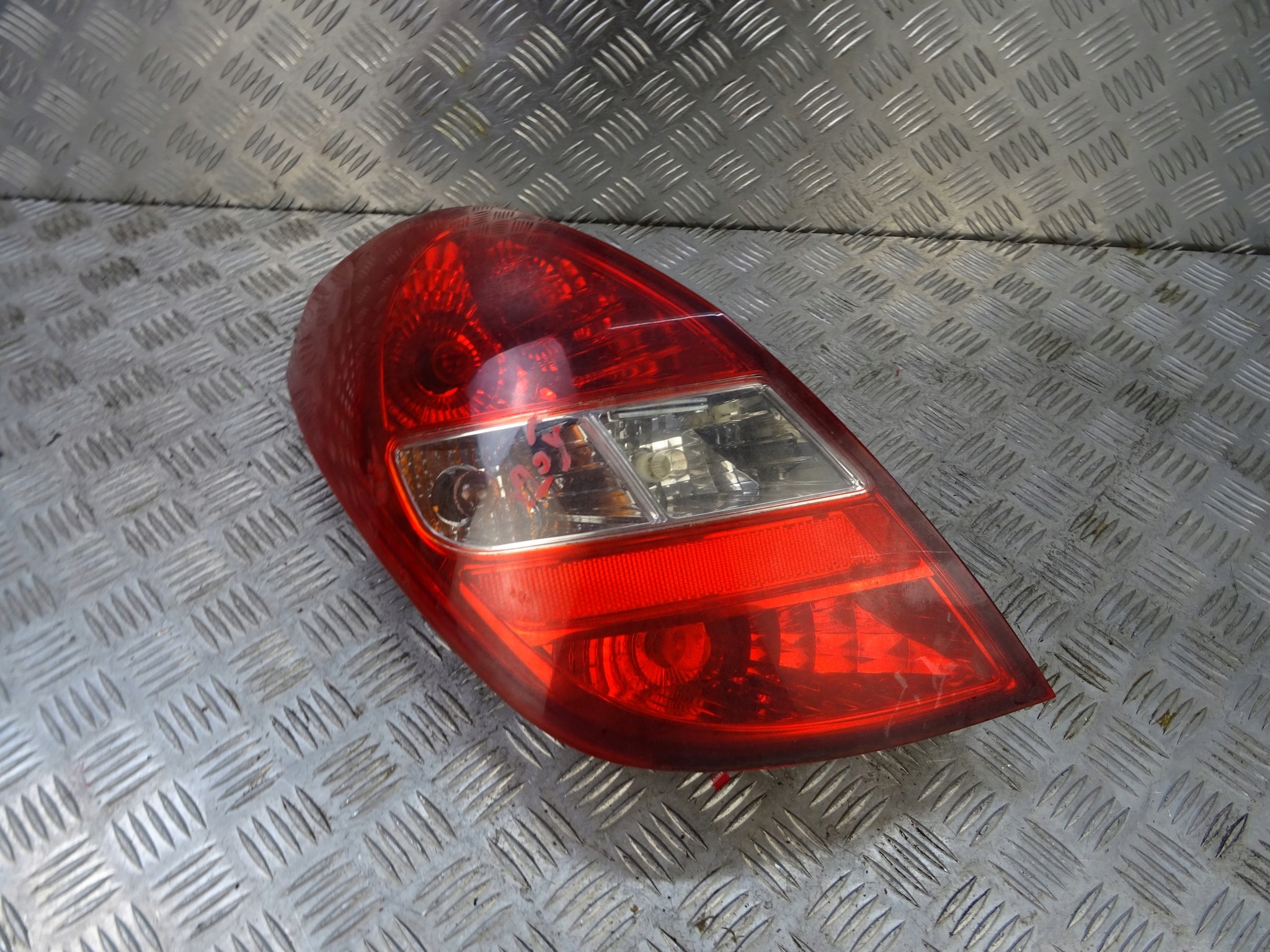 HYUNDAI I20 and light left left rear part