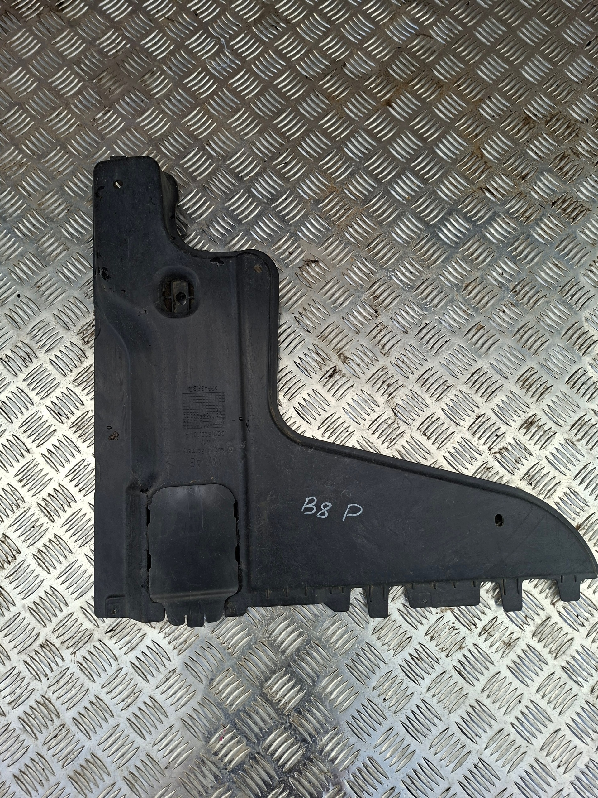 cover chassis right VOLKSWAGEN VW PASAT B8 3Q0825101A