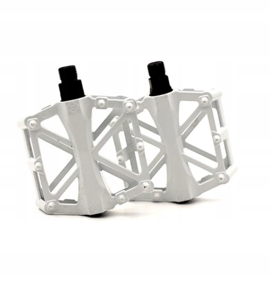 Pedały platformowe alu z pinami białe A6 bez log