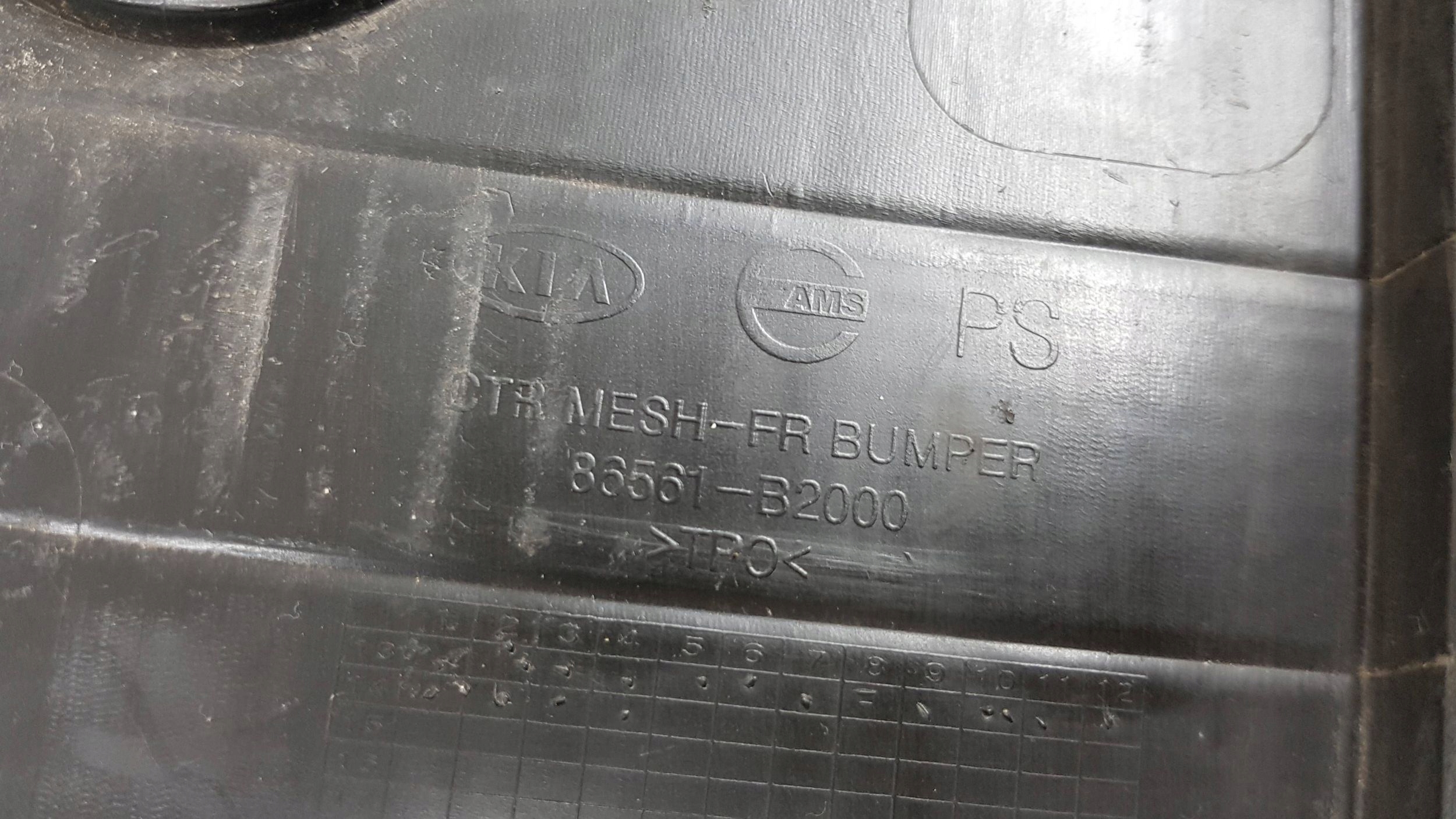 KIA Soul II 2 2014 - grid central of a bumper front 86561-B2000