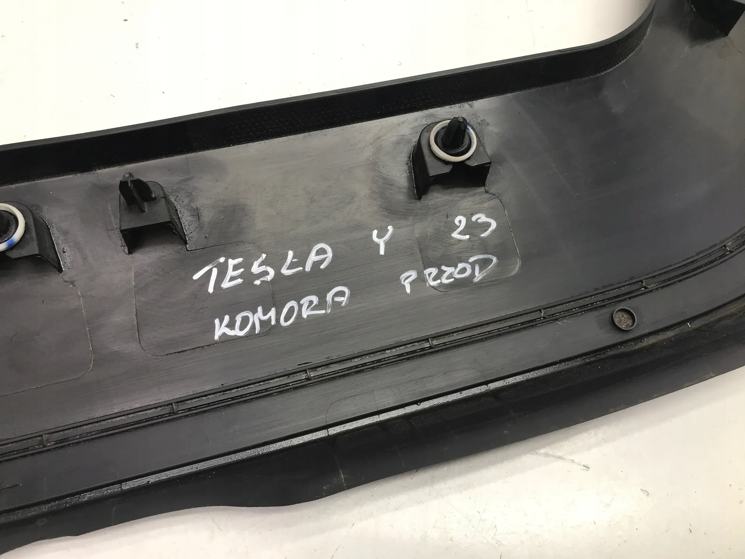 TESLA MODEL Y 2023 USZCZELKA GUMA RAMKA MASKI 1494088-00-C Producent części Tesla