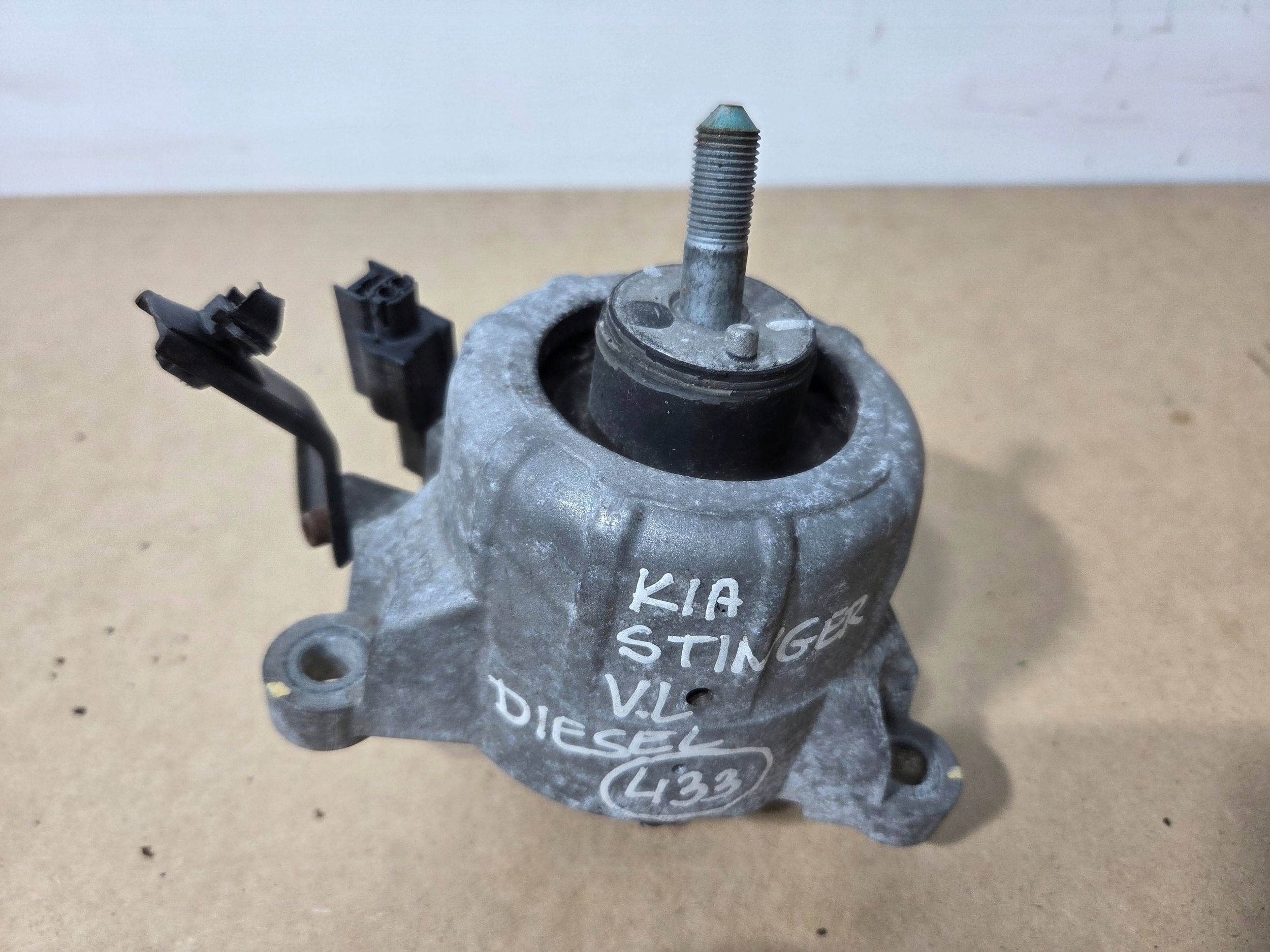 KIA Stinger 2,2 CRDI engine mount left (433)