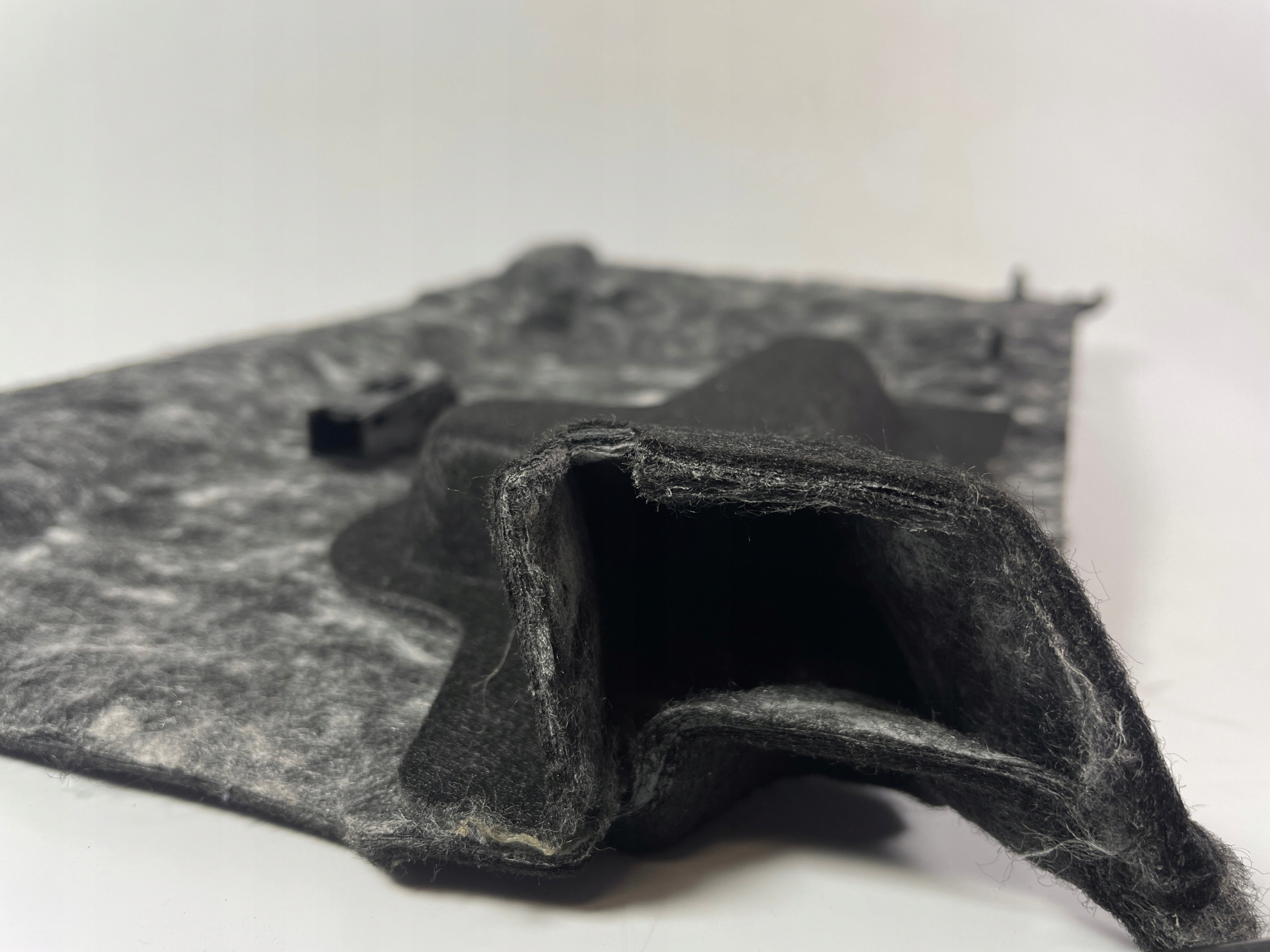 Dodge Challenger 15+ cover below deske rozdzielcza