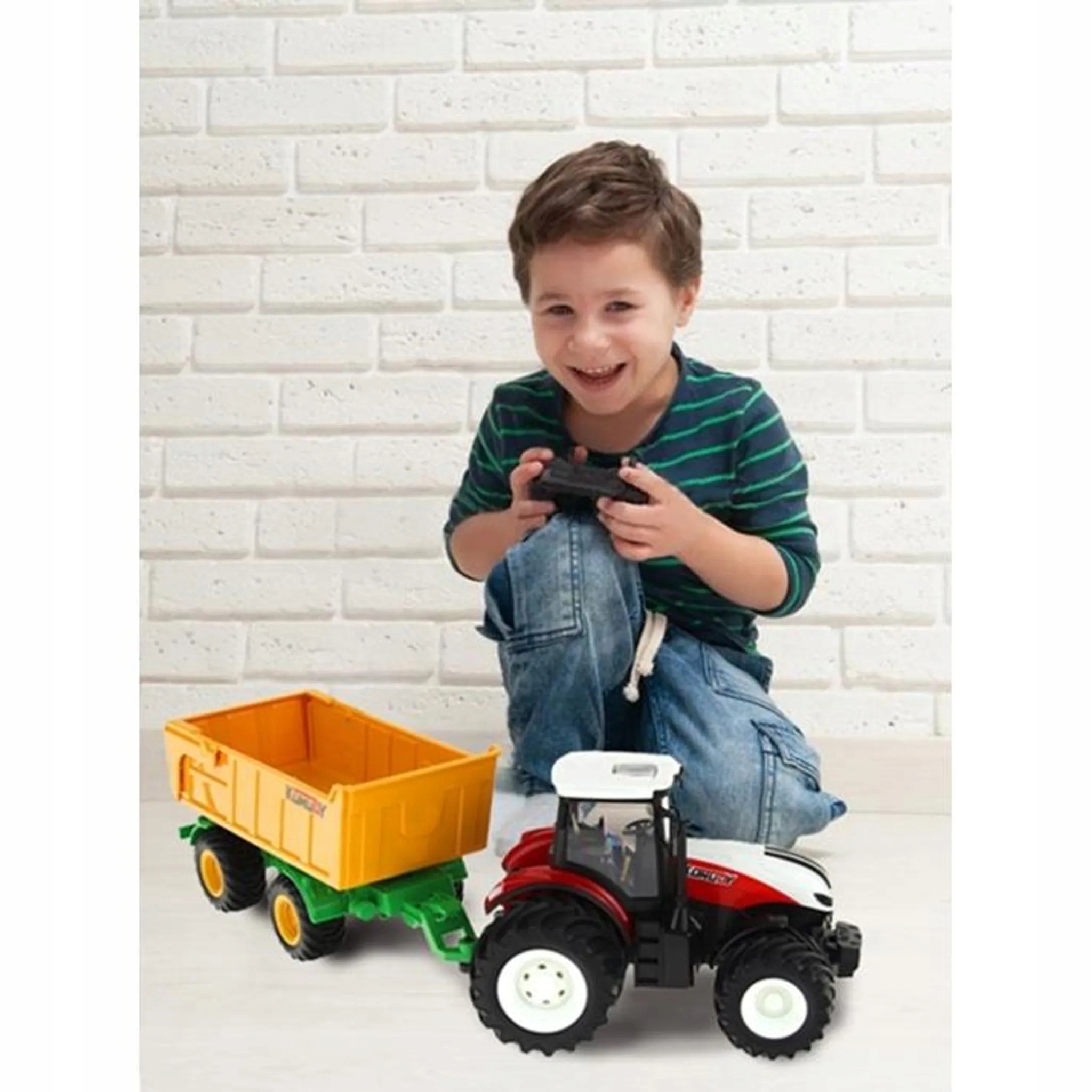 DUŻY TRAKTOR ZDALNIE STEROWANY CIĄGNIK Z PRZYCZEPĄ RC PILOT Wiek dziecka 3 lata +