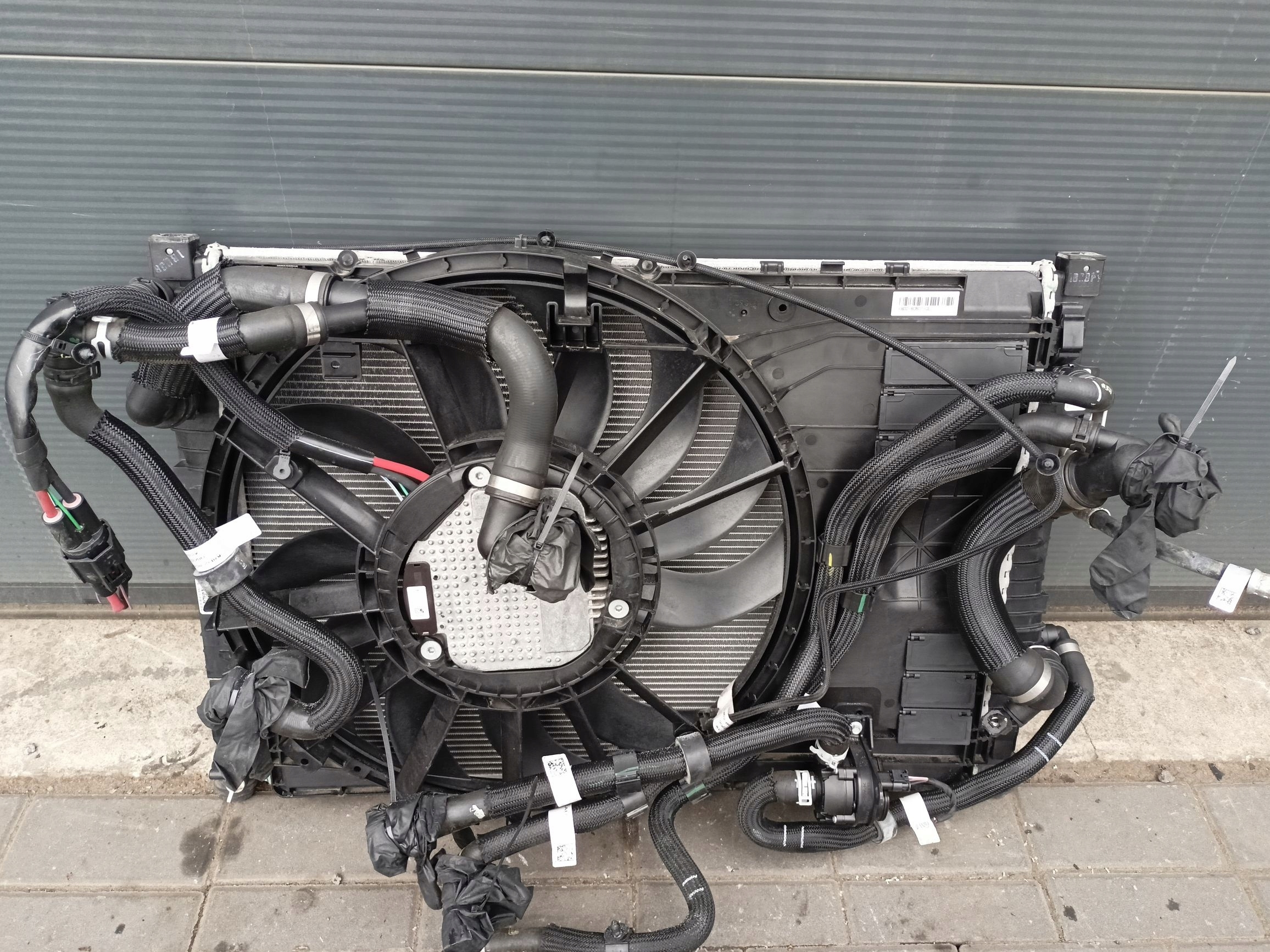 LAND ROVER RANGE ROVER EVOQUE II 2.0D L551 - PAS PRZEDNI CHŁODNICE BELKA Typ samochodu 4x4/SUV Samochody osobowe