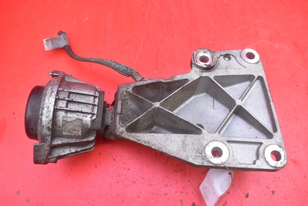 holder engine mount left front 6760315 BMW E90 E91 2.5i 04-10