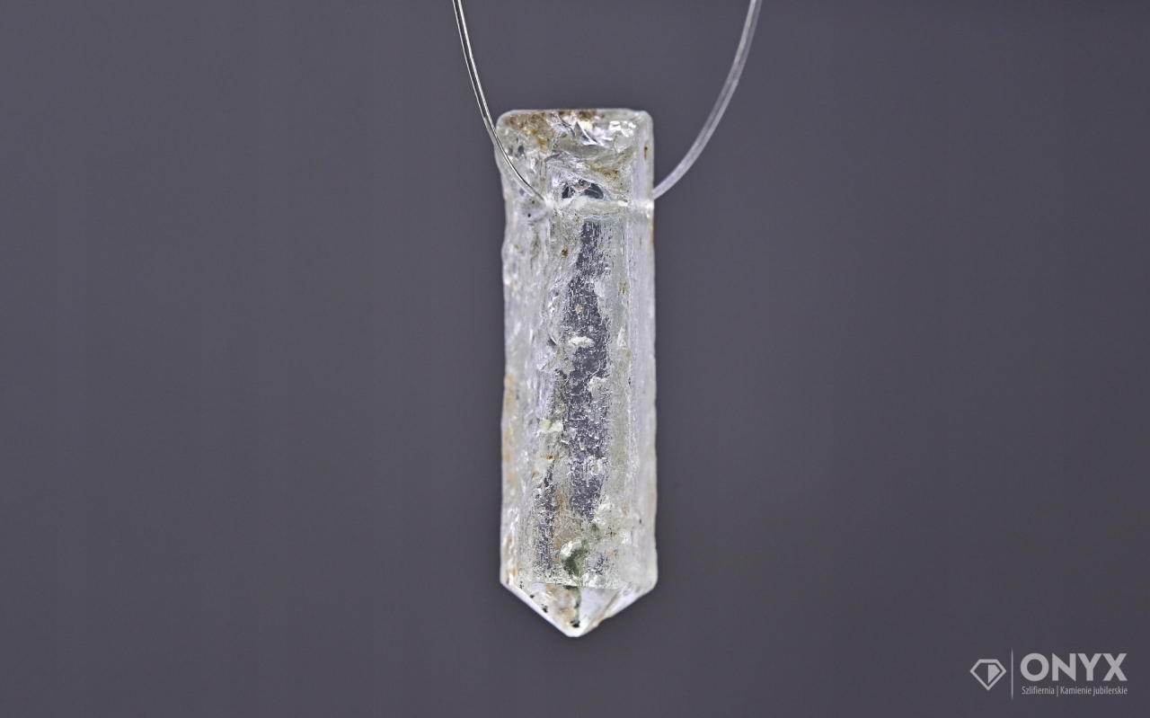 Akvamarín provrtaný přírodní křišťál 17,5x6 m