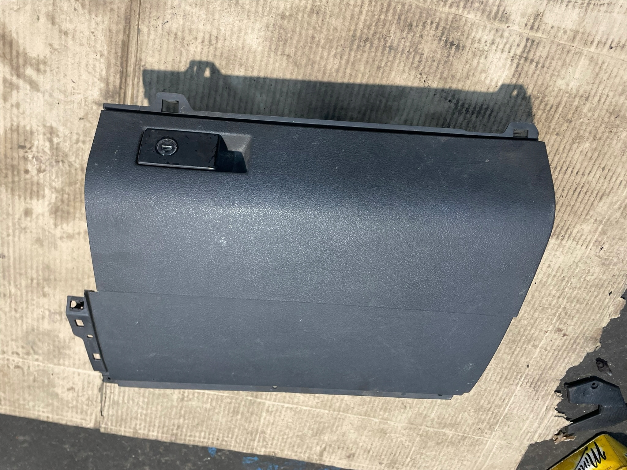 AUDI A4 B6 / B7 SCHOWEK PASAZERA KONSOLI