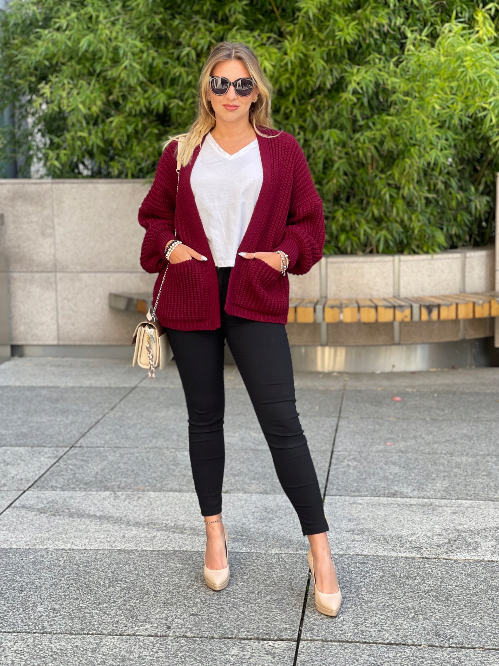 Dámský krátký kardigan s kapsami Vínový