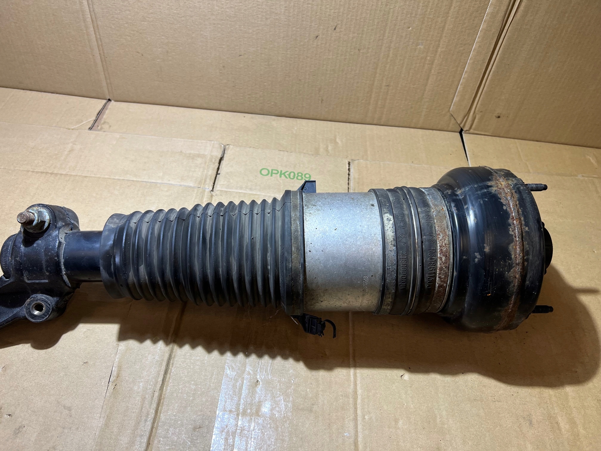 AUDI A8 D4 shock absorber PNEUMATYCZNY left front 4H0616039AD