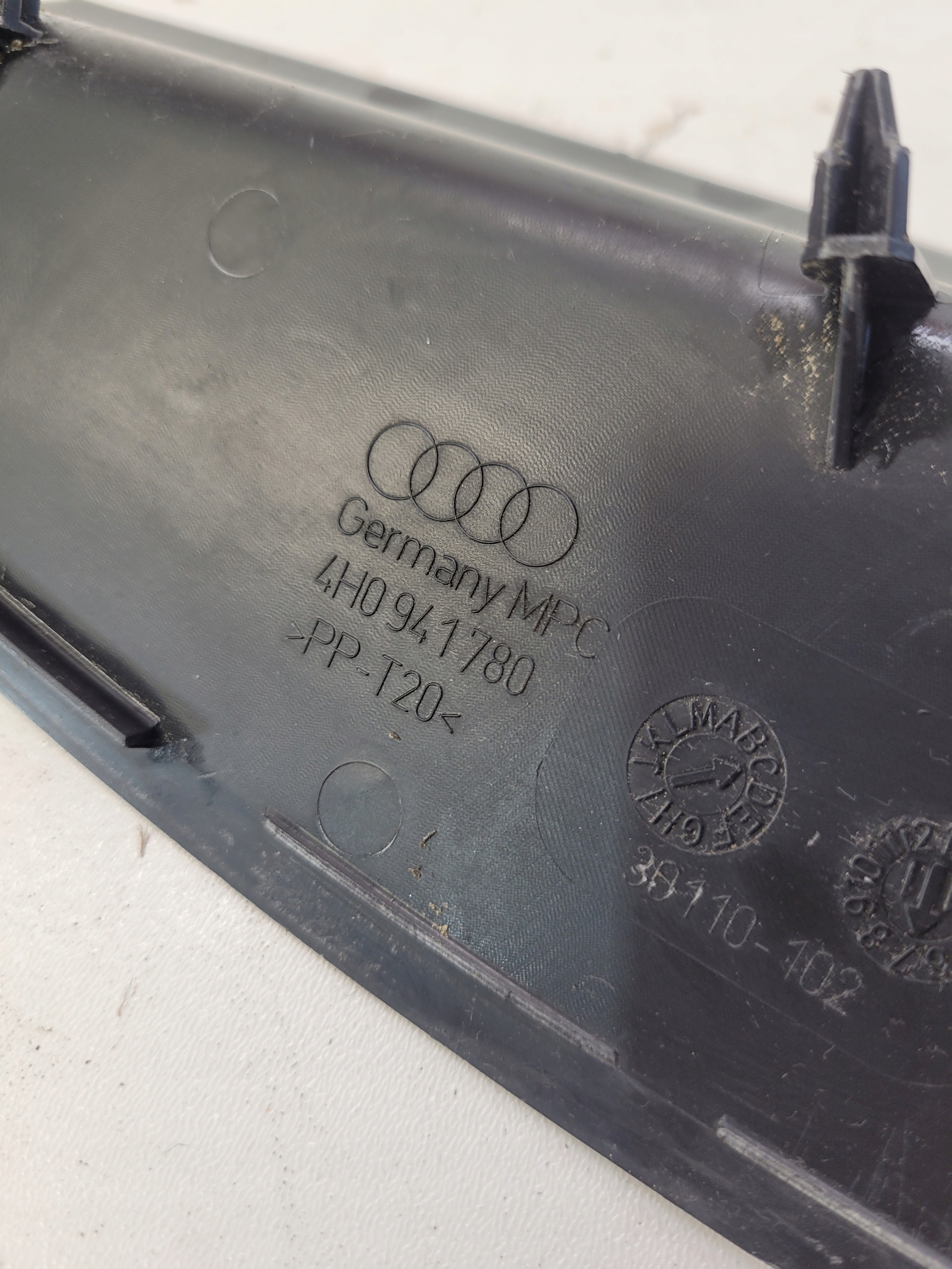 ZAŚLEPKA OSŁONA LAMPY PRAWA A8 D4 LONG 4H0941780C Typ samochodu Samochody osobowe