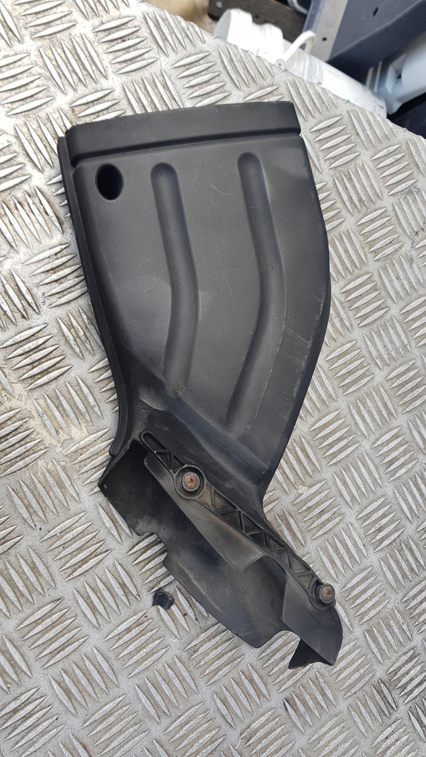 AUDI A4 B6 1.9 TDI air hose pipe 8E0129617
