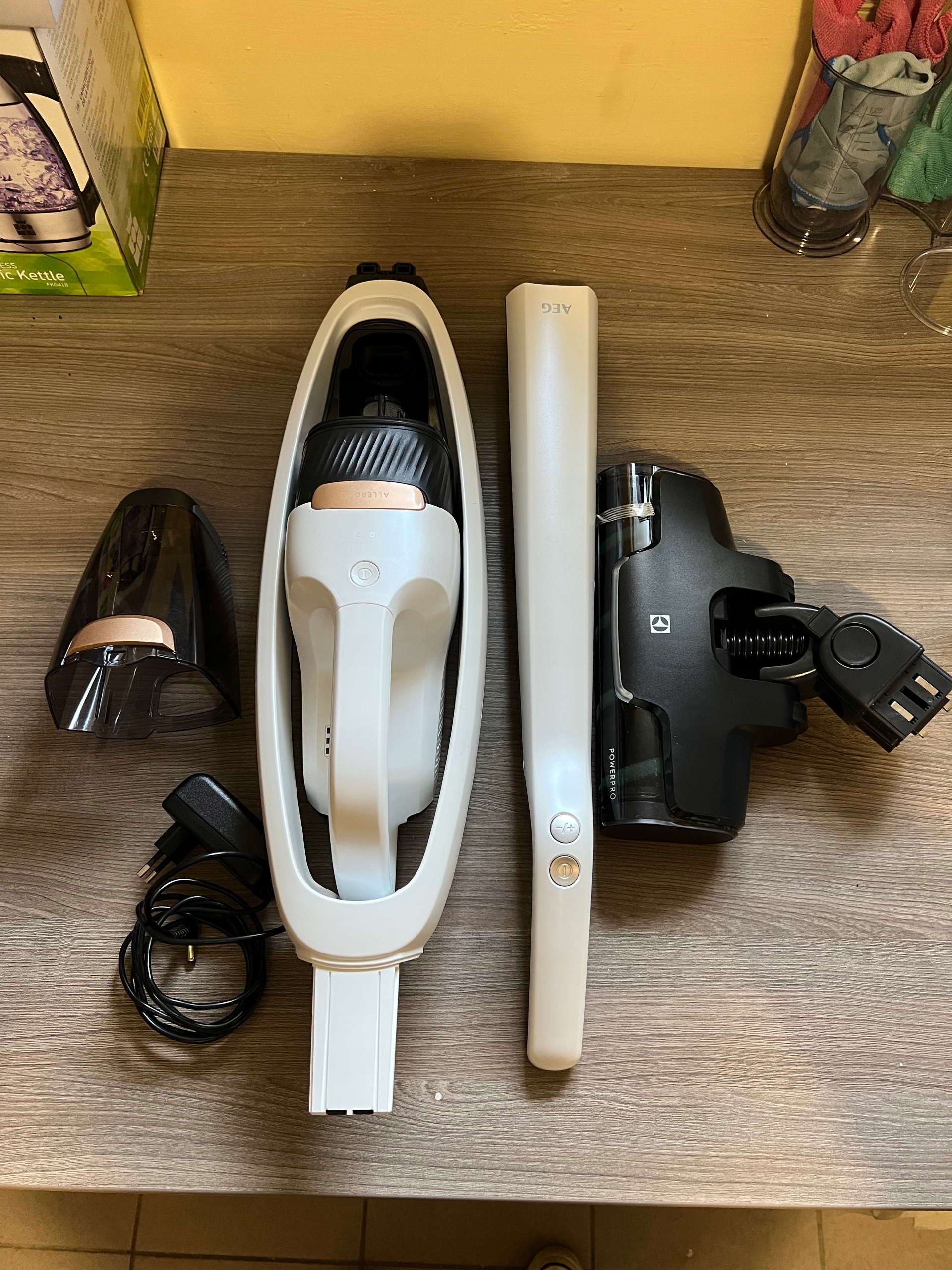 ODKURZACZ PIONOWY AEG 21,6V 0,3L MOCNY OPIS!!! Zasilanie akumulatorowe