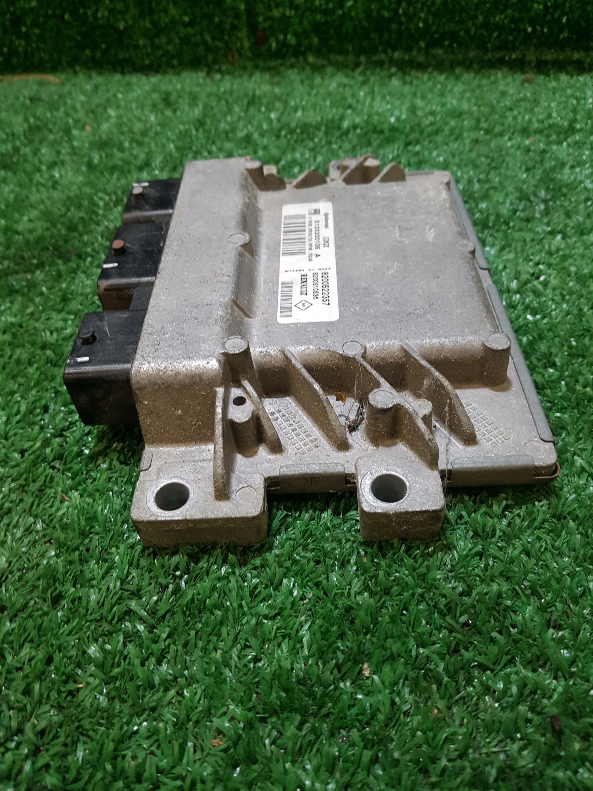 computer of the engine control unit RENAULT CLIO 3 8200522357 S12020200105A
