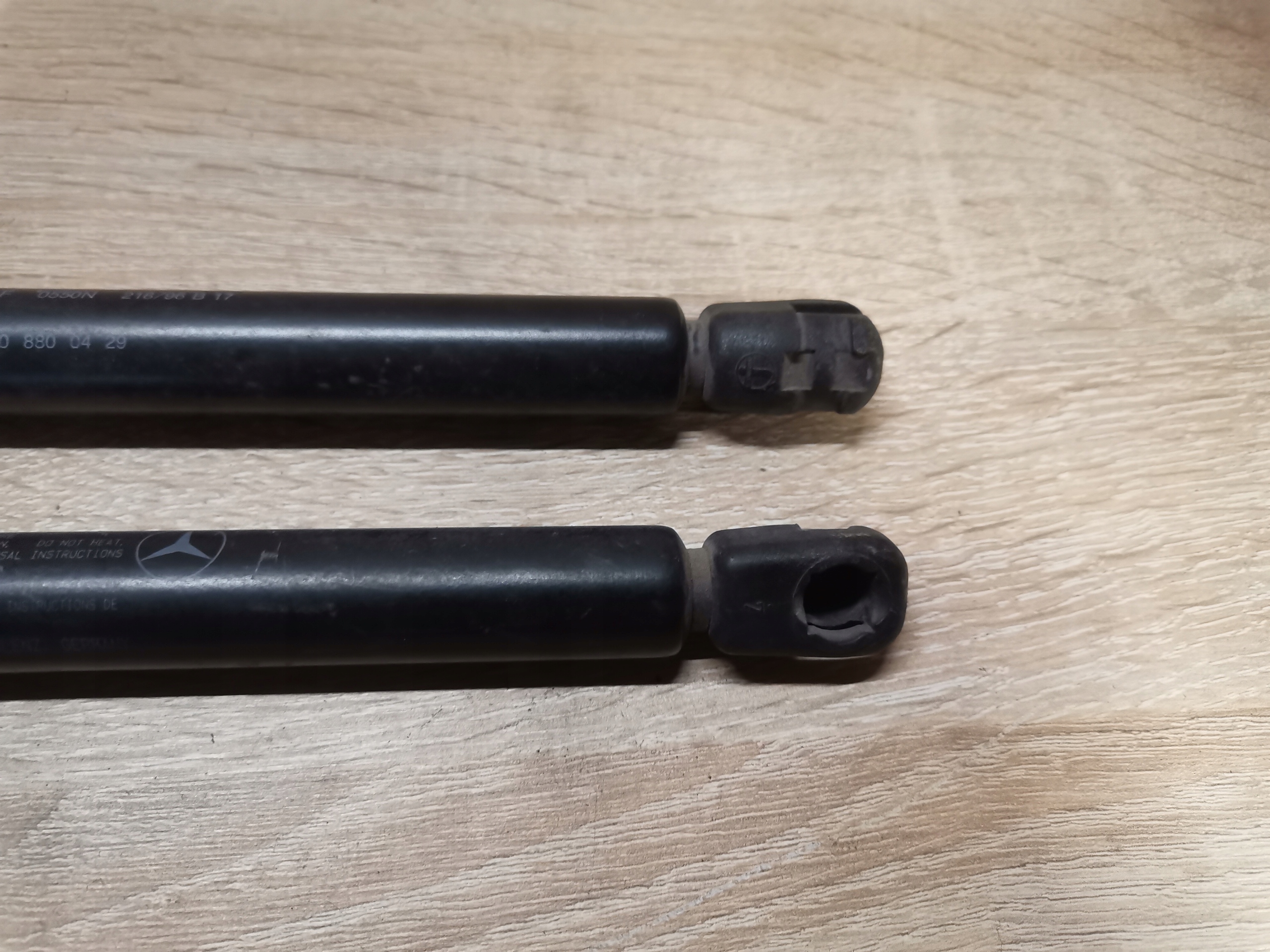 SILOWNIKI bonnets KOMPLET MERCEDES W210 A2108800429