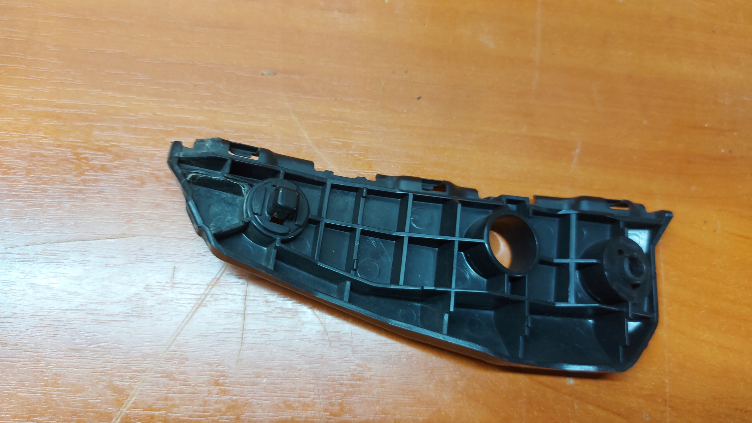 bumper bracket left front TOYOTA AURIS and 06-12