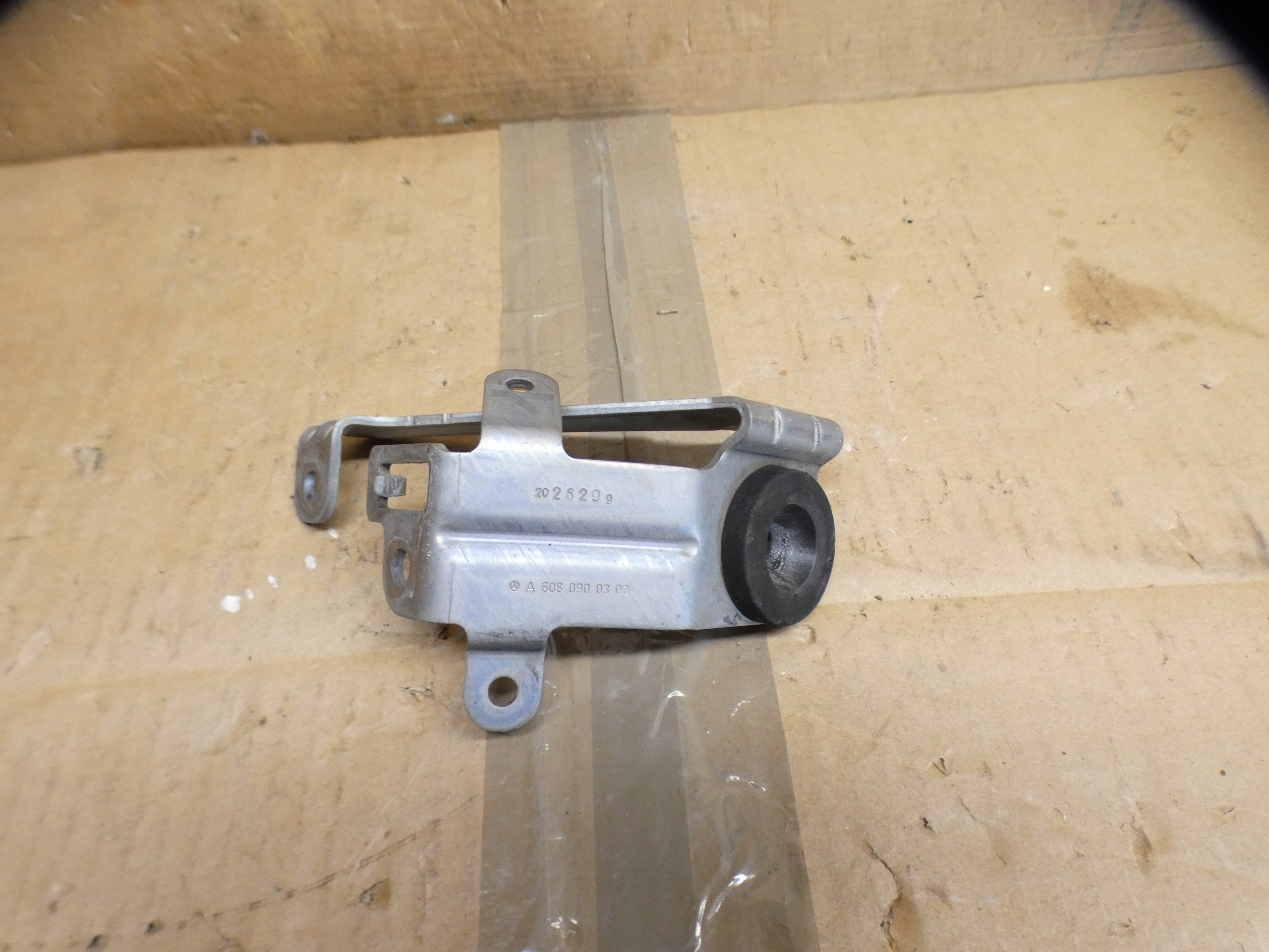 air filter housing holder MERCEDES class B W247 2.0 CDI A6080900300