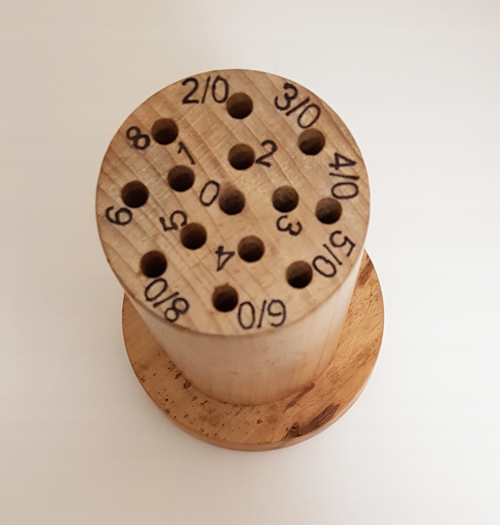 Stojan na dřevo na pilové listy