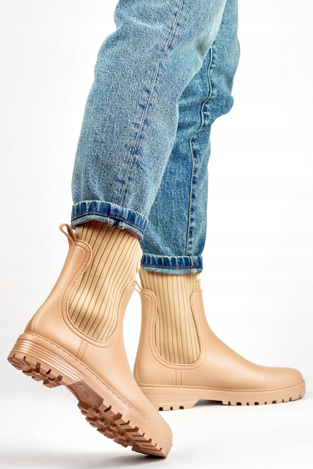 Beżowe kalosze damskie z elastyczną cholewką skarpetka 41 Wysokość za kostkę